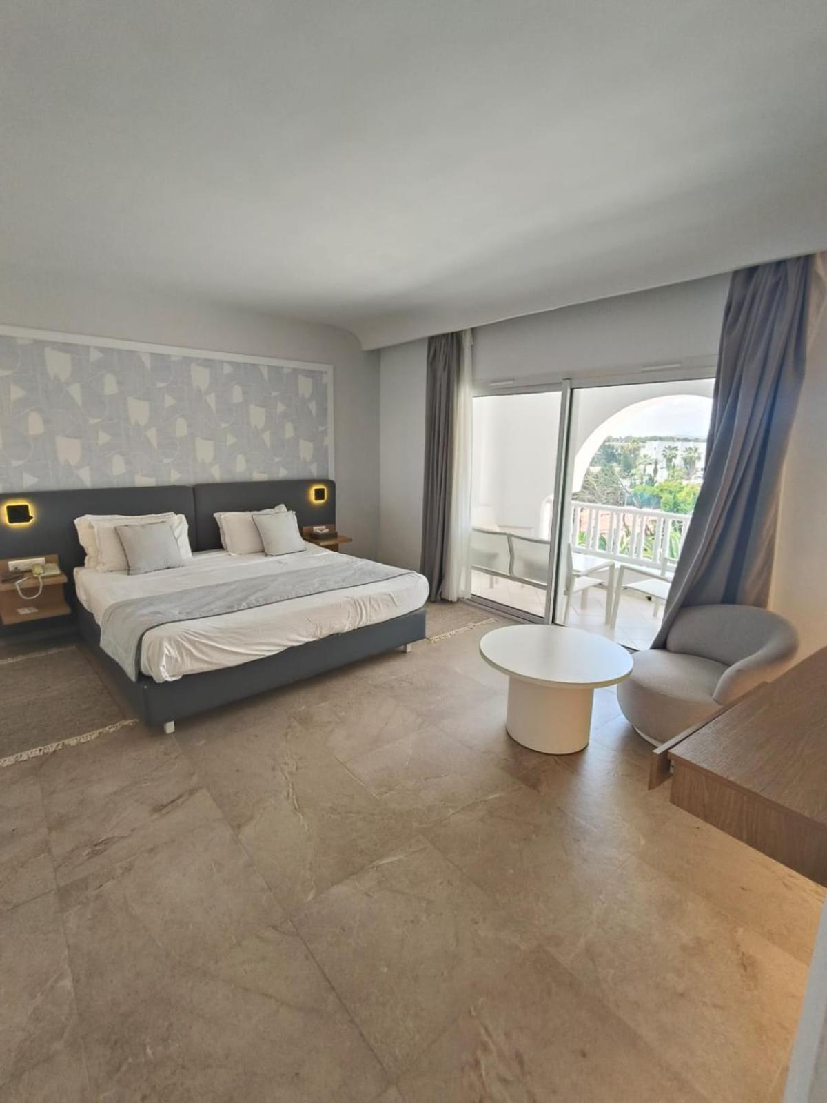 Standard Dreibettzimmer mit Meerblick