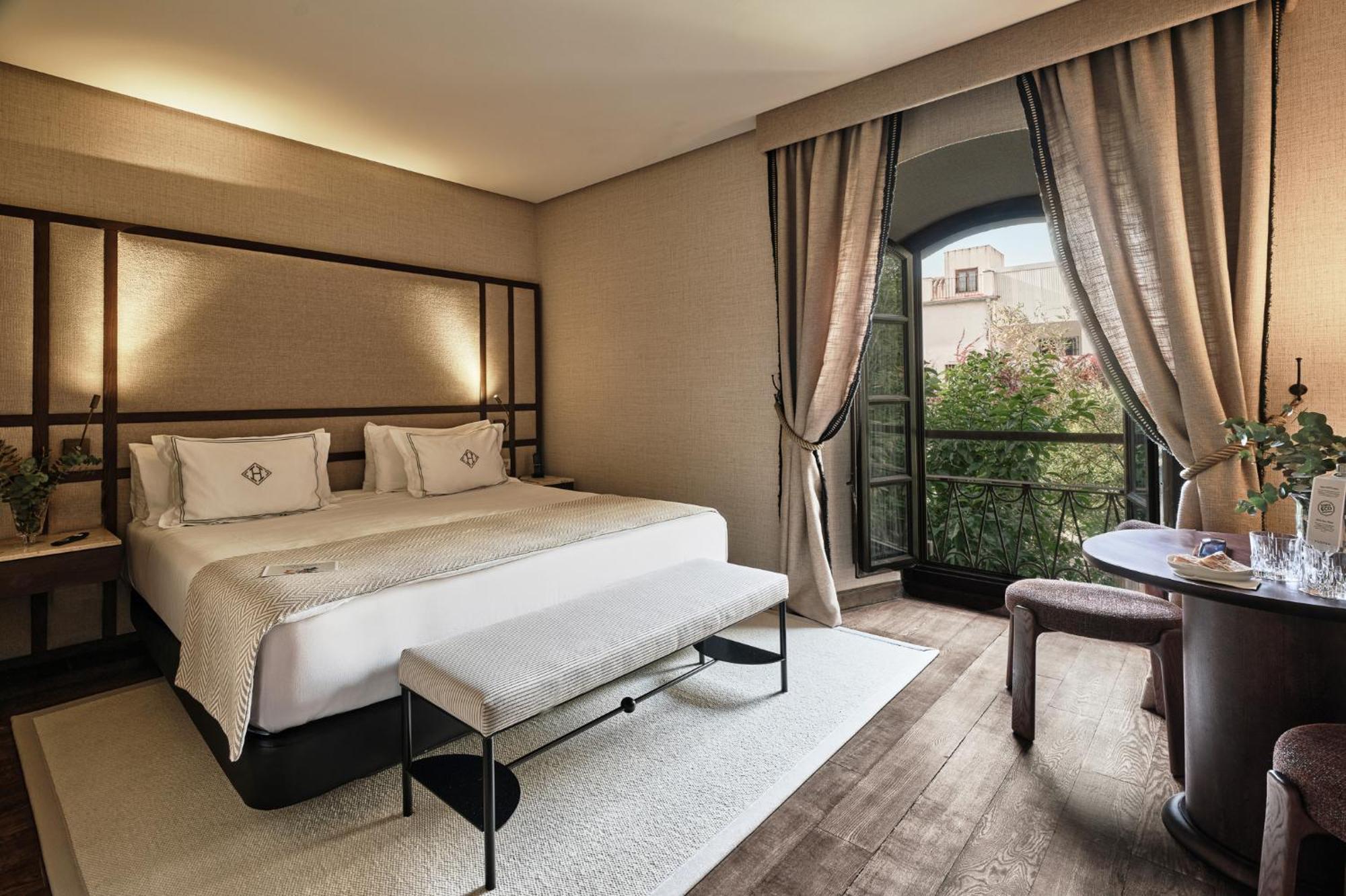 Zimmer mit Kingsize-Bett und Gartenblick.