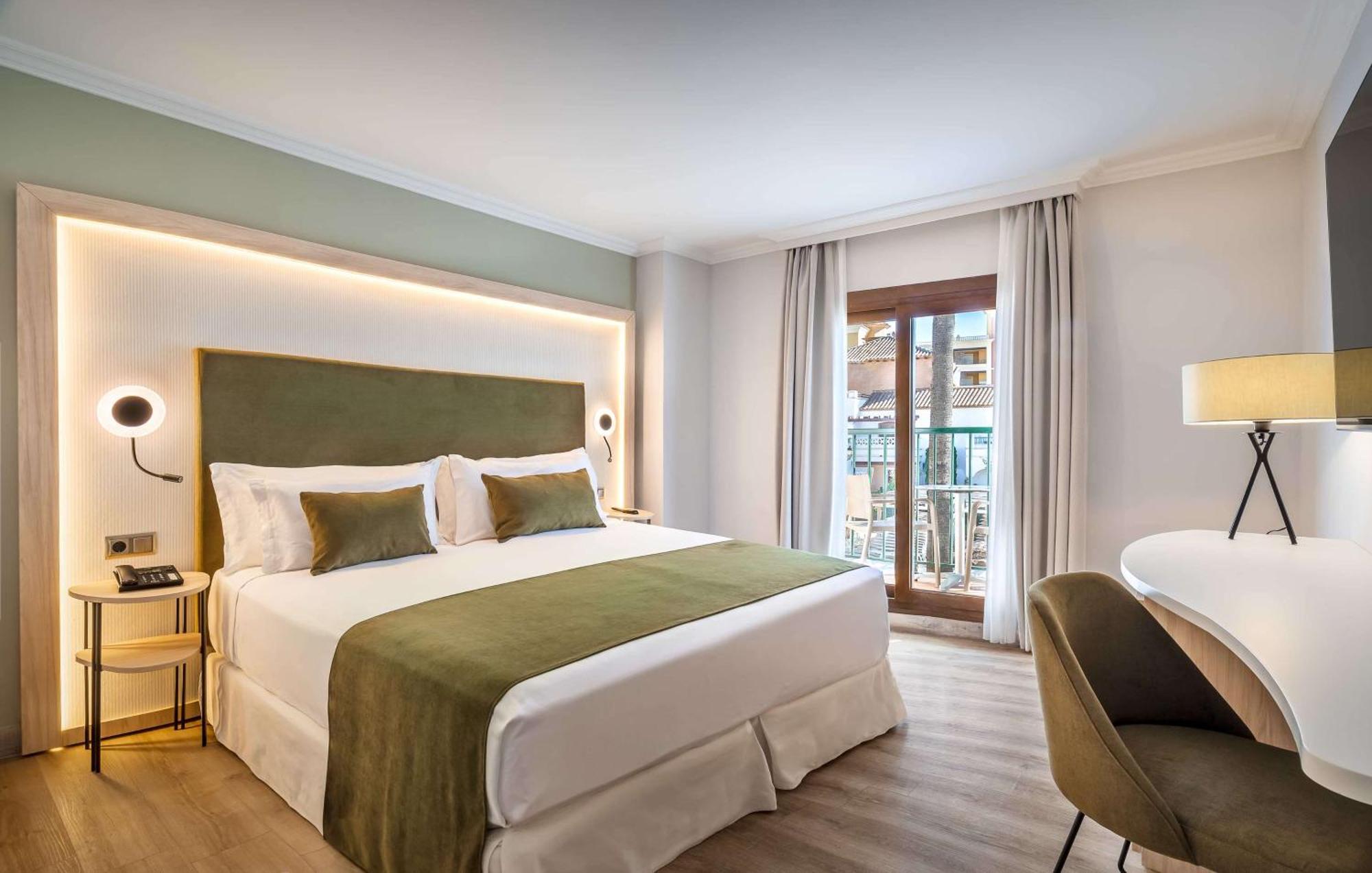 Chambre Double avec Terrasse et Canapé-Lit - Vue sur Piscine (2 Adultes + 1 Enfant)