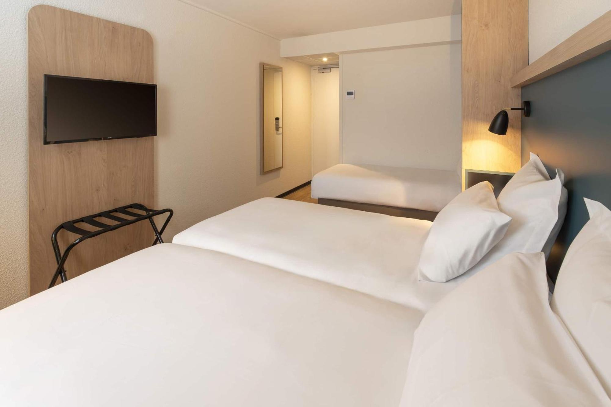 Family Room One Queen Bed One Single Bed Non-Smoking