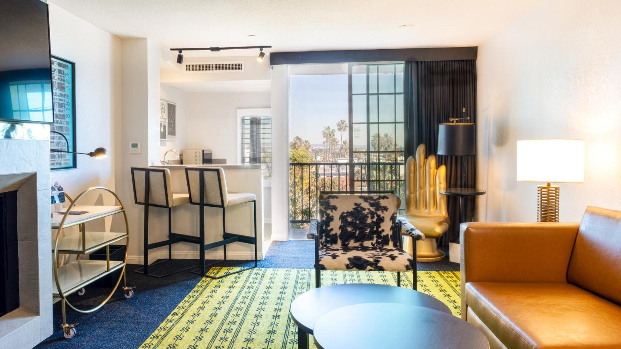 Signature King Suite City View & Balcony