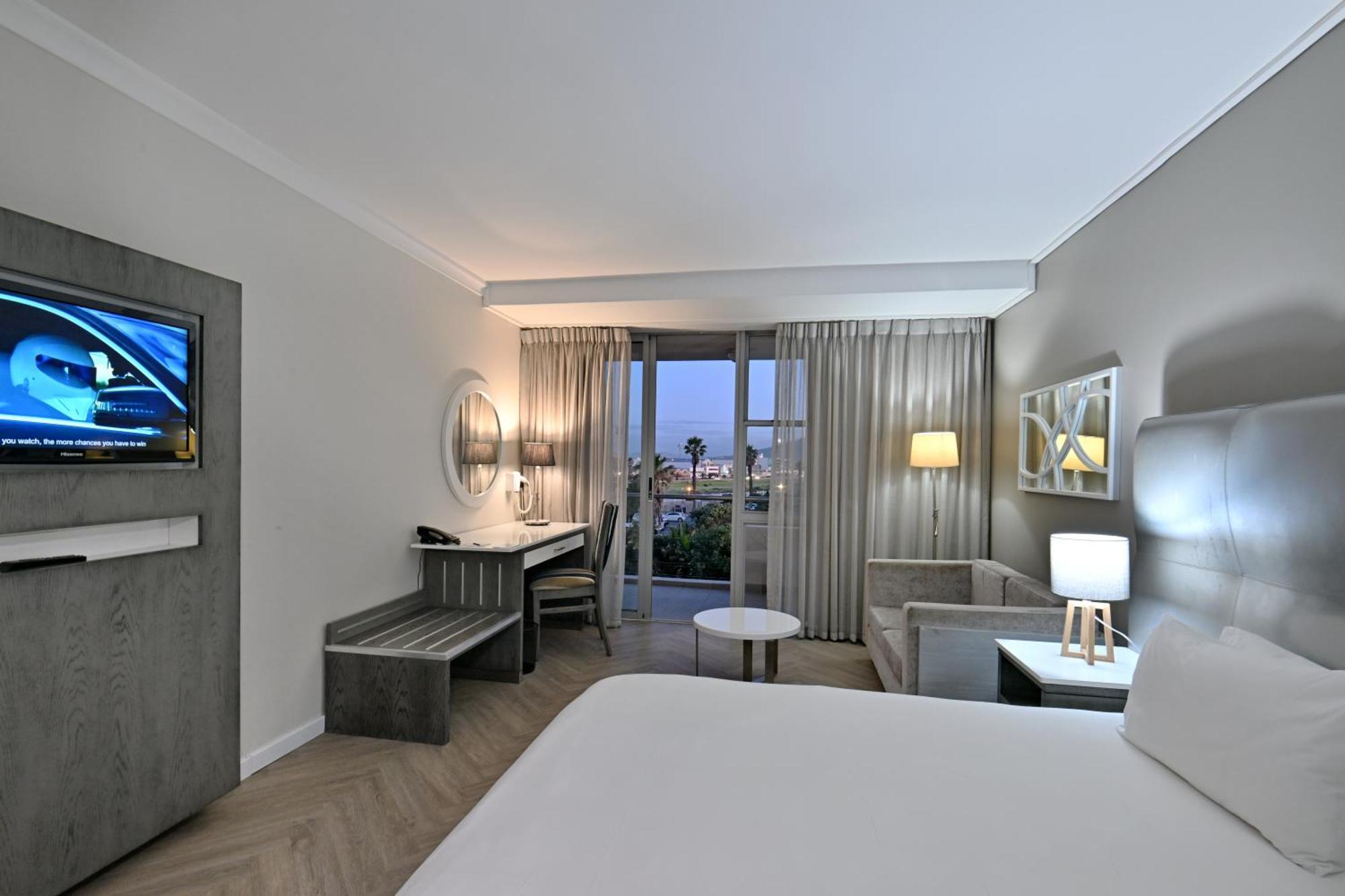 Habitación Doble con vistas parciales al mar - 1 cama extragrande o 2 individuales
