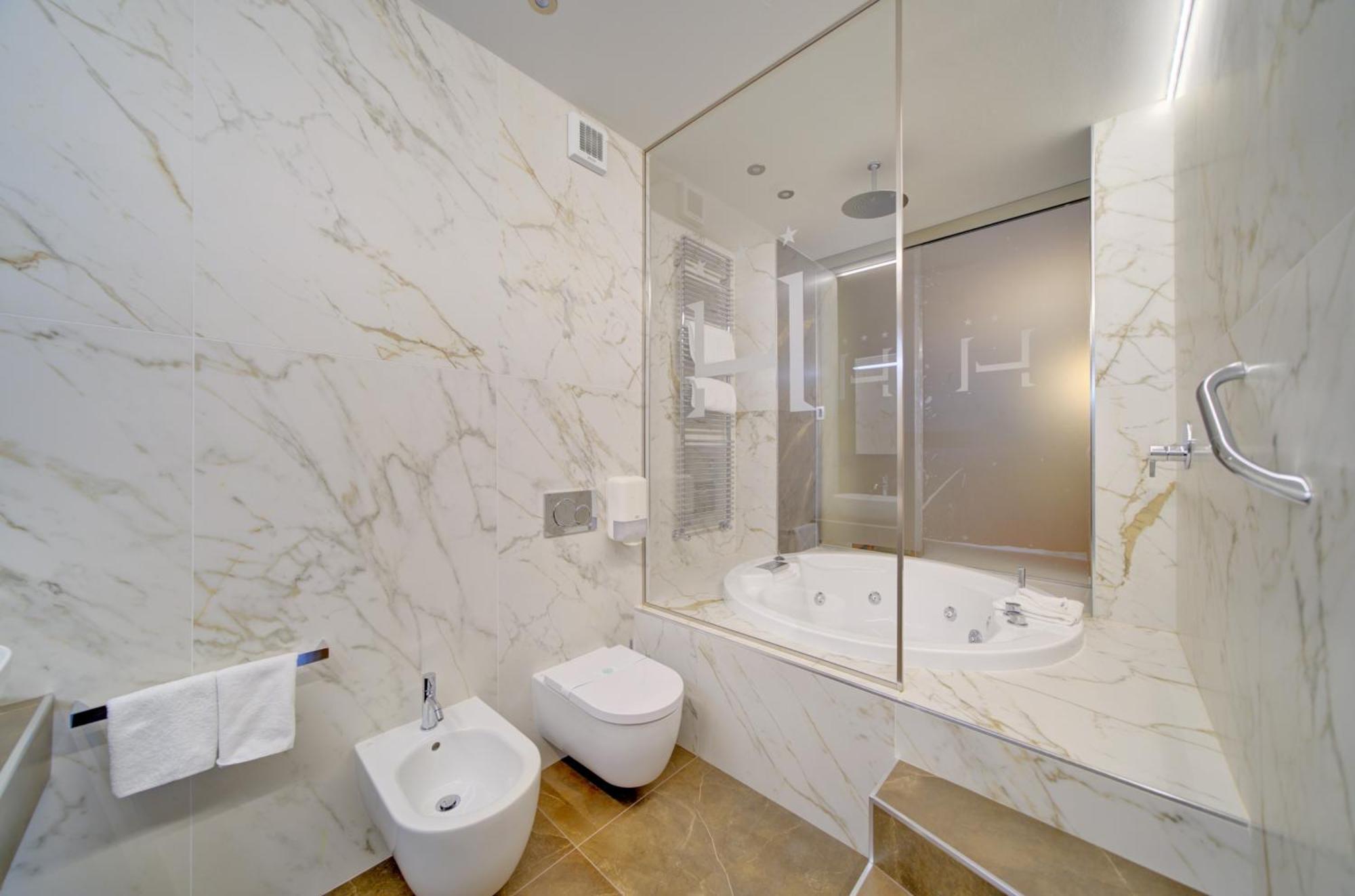 Suite King com Banheira de Hidromassagem