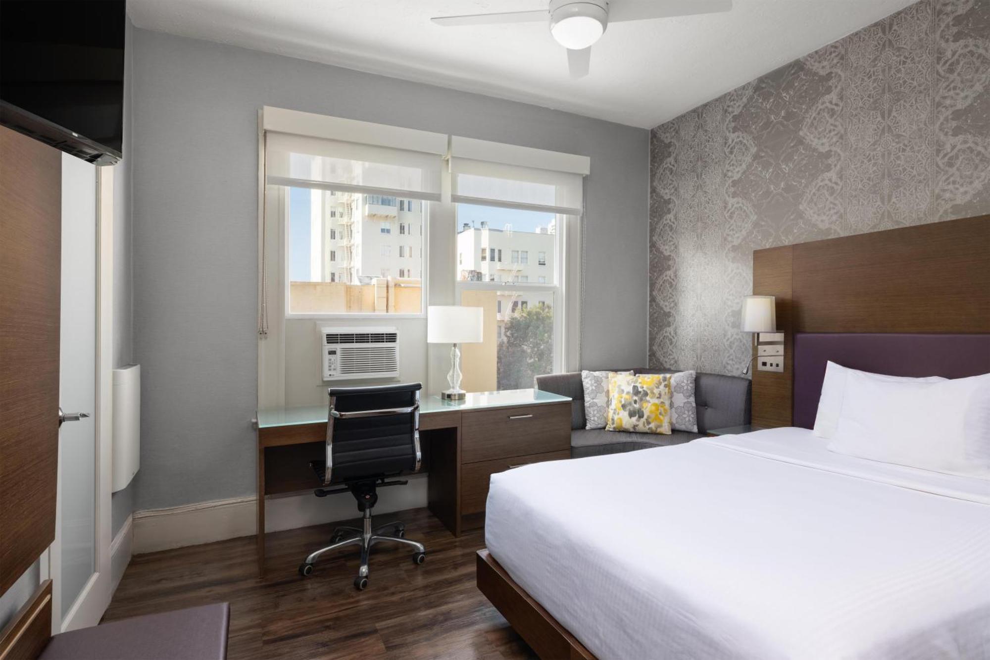Deluxe Queen Room