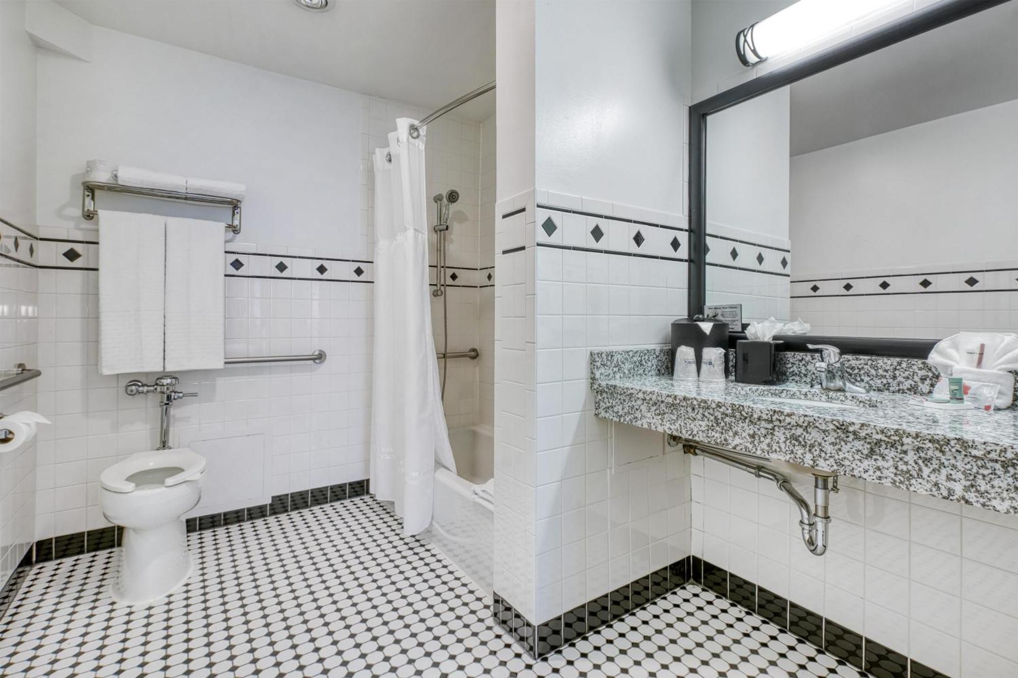 King Room Bath Tub Disability Access Room or Non-Smoking