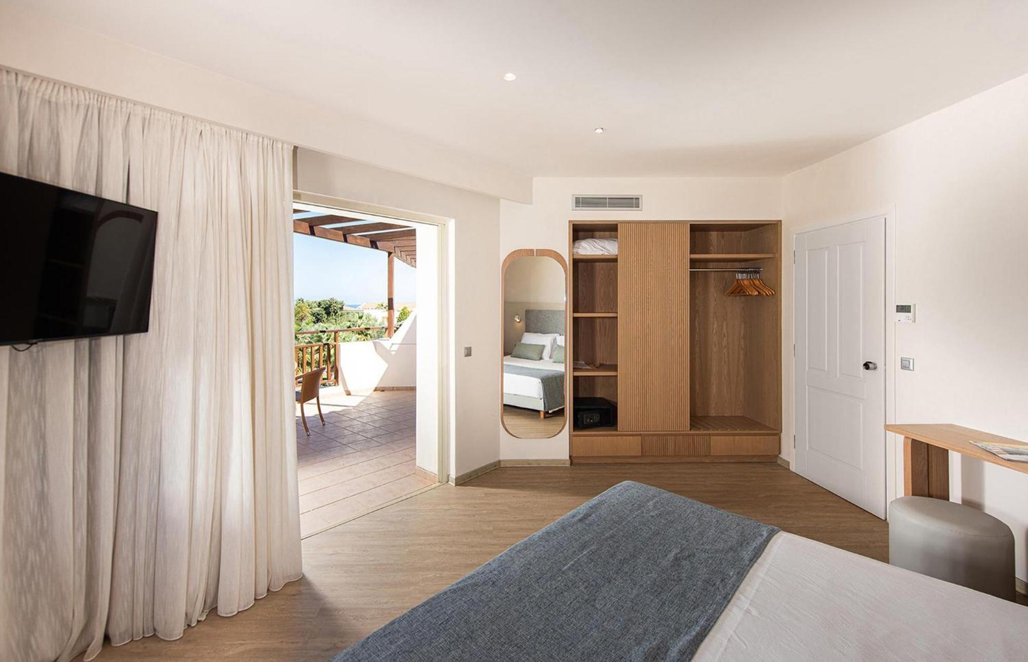 Deluxe Panorama Suite Pool View