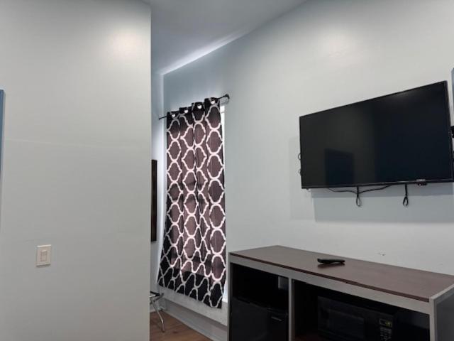 Renovated 1 Queen Bed Private Bathroom Non Smoking