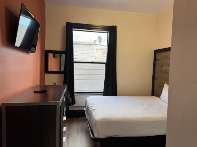 Renovated 1 Queen Bed Private Bathroom Non Smoking