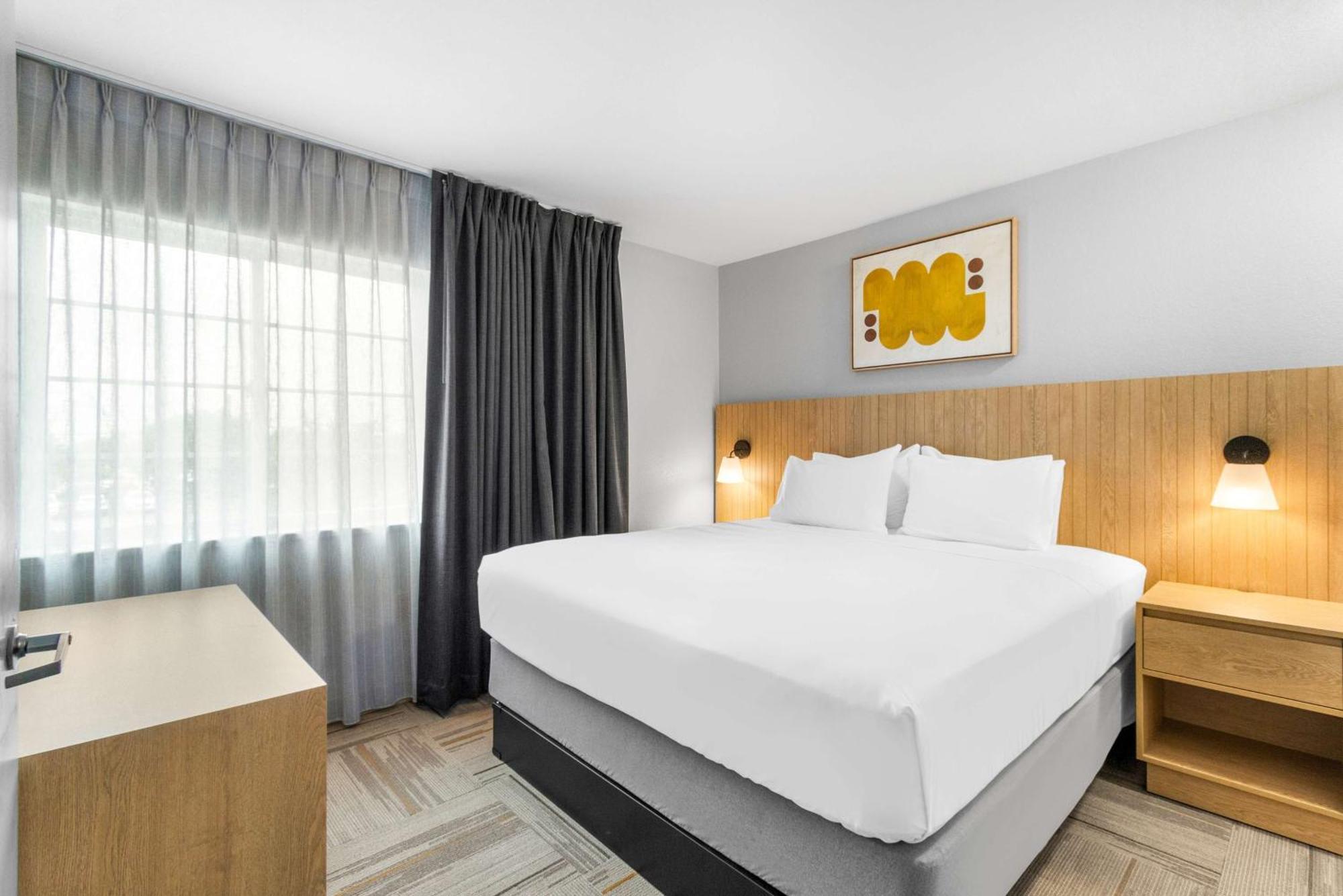 One-Bedroom Queen Suite with Bathtub - Mobility Accessible,1742653092:JPEG
