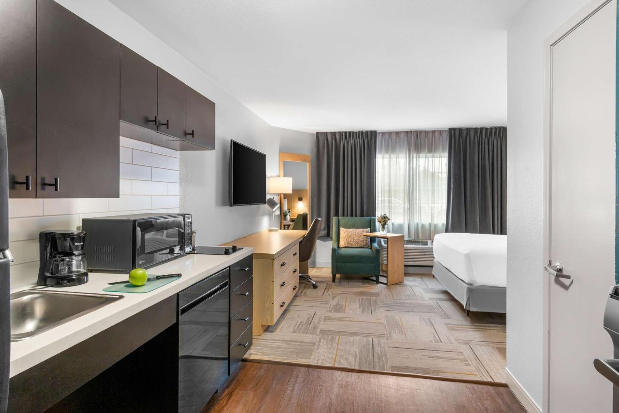 Studio Suite - Queen - Mobility Accessible - Roll-in Shower,1742653277:JPEG