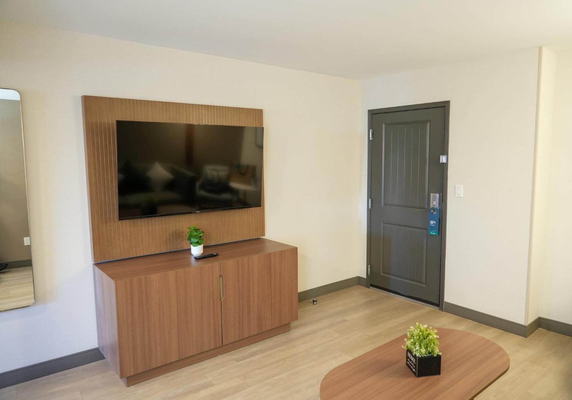 One-Bedroom Queen Suite,1742671782:JPEG