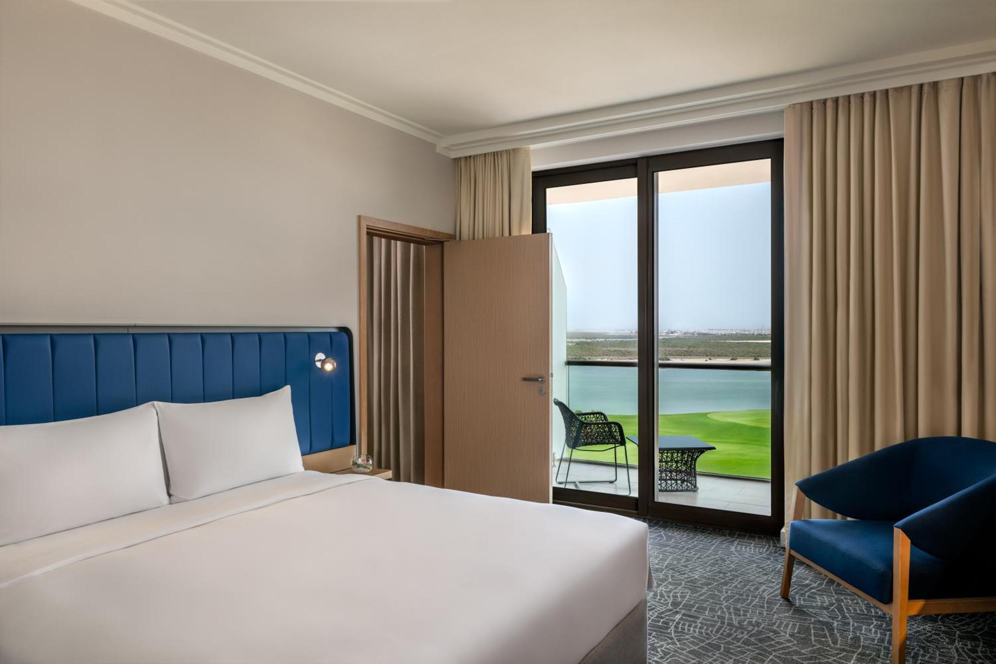 Deluxe Family King Suite Sea View Balcony Theme Park