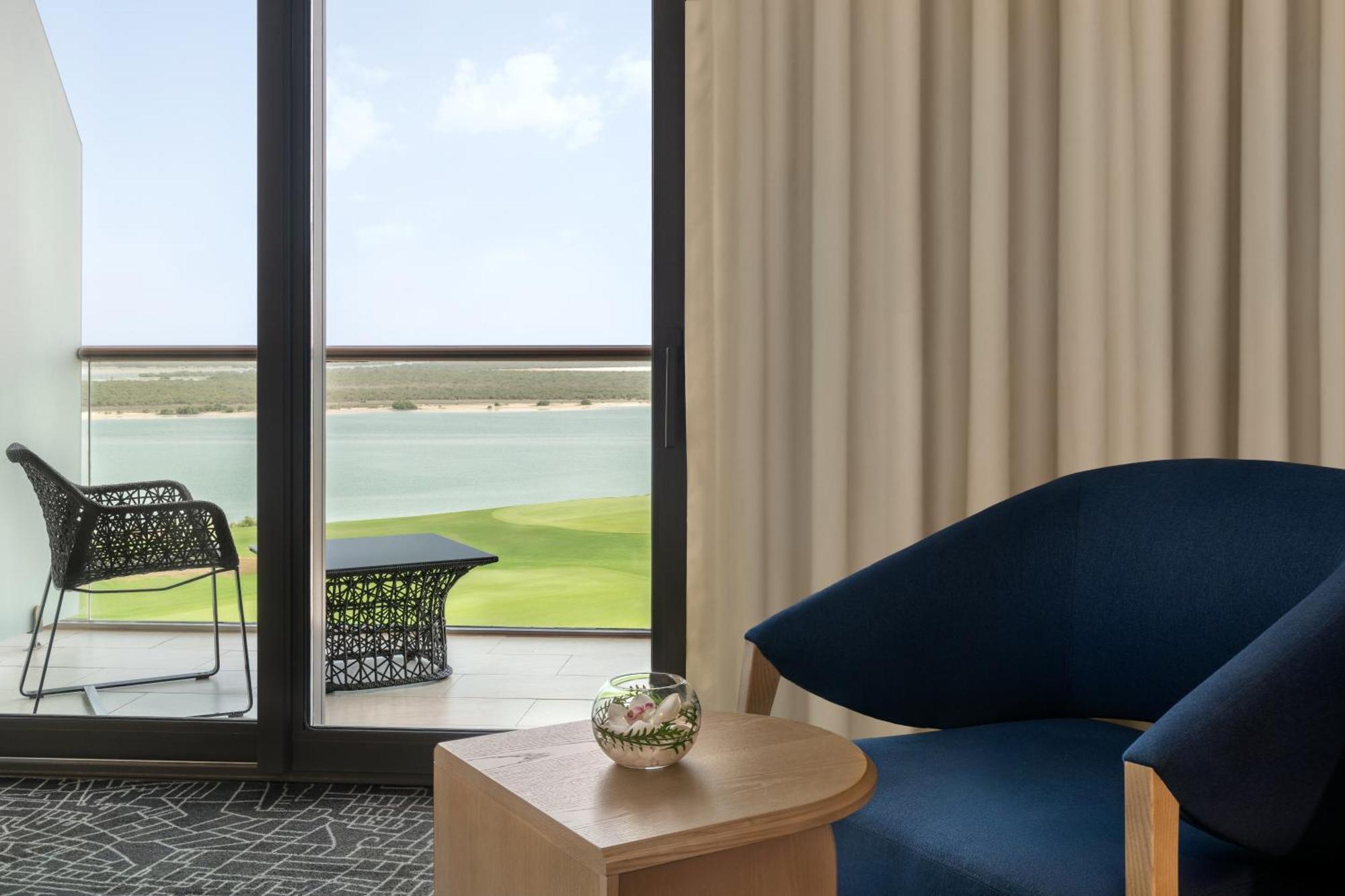 Deluxe Family King Suite Sea View Balcony Theme Park