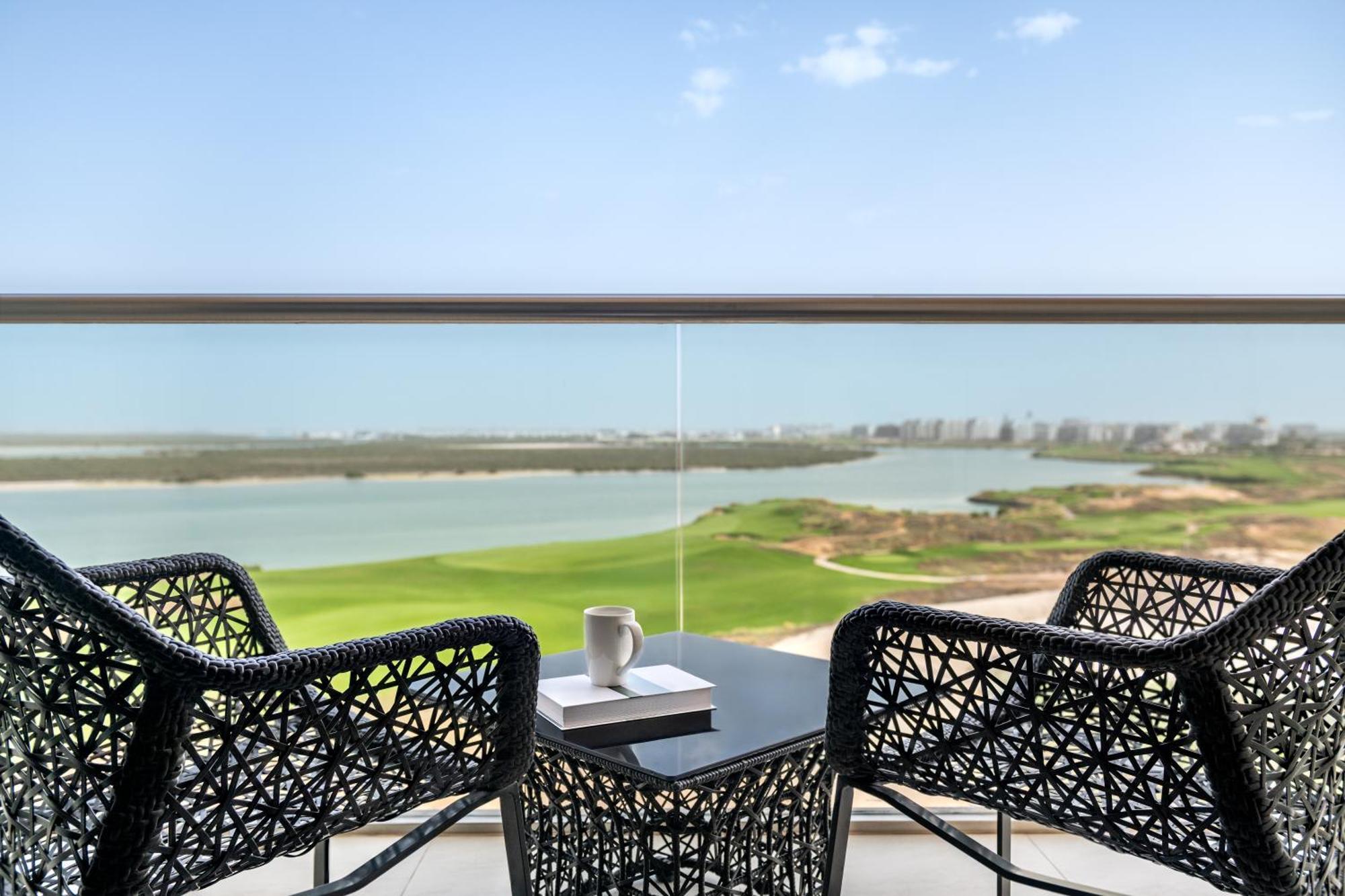 Deluxe Family King Suite Sea View Balcony Theme Park