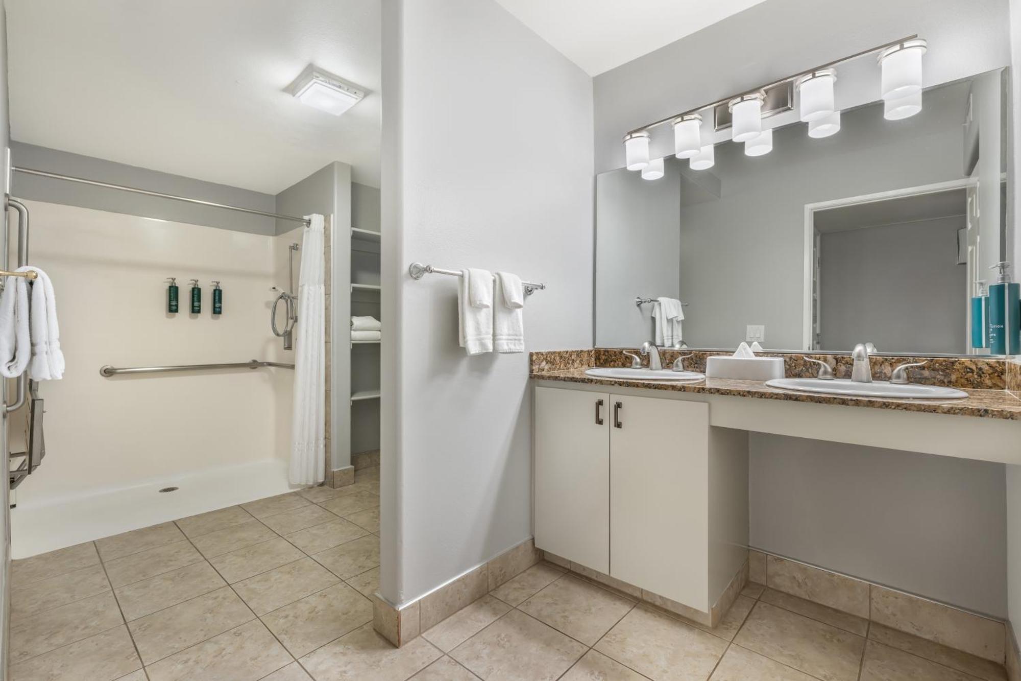 Queen Room Roll Shower