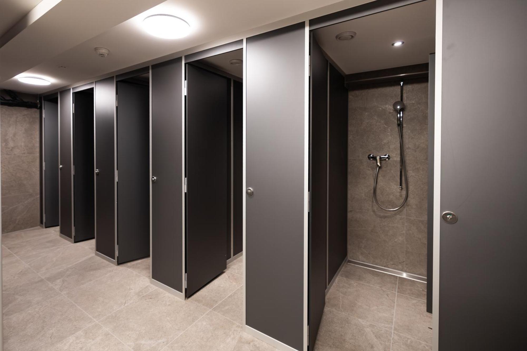Lit Simple dans Dortoir Mixte avec Salle de Bains Commune