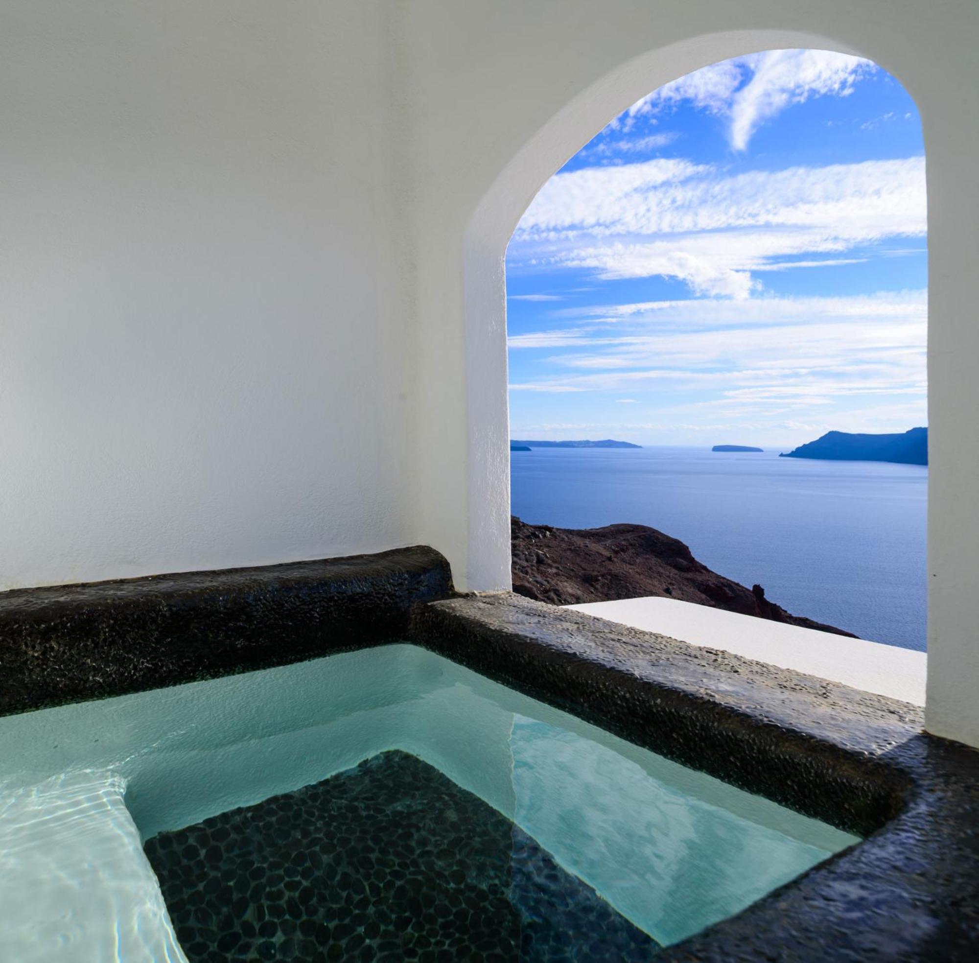 Superior Suite Private Whirlpool & Caldera View