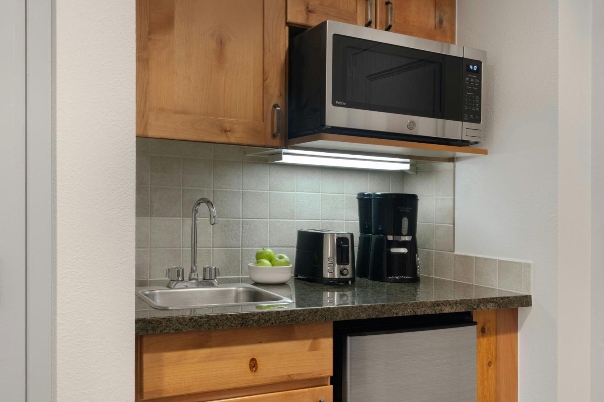 Habitación con cama extragrande y sofá cama