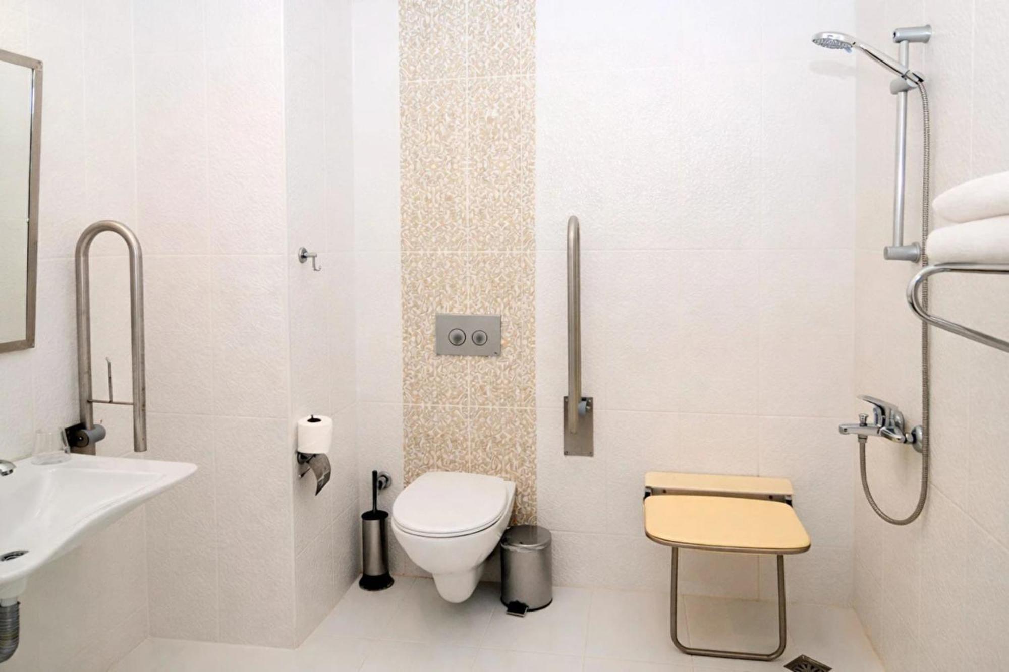 Chambre Double ou Lits Jumeaux - Accessible aux Personnes à Mobilité Réduite