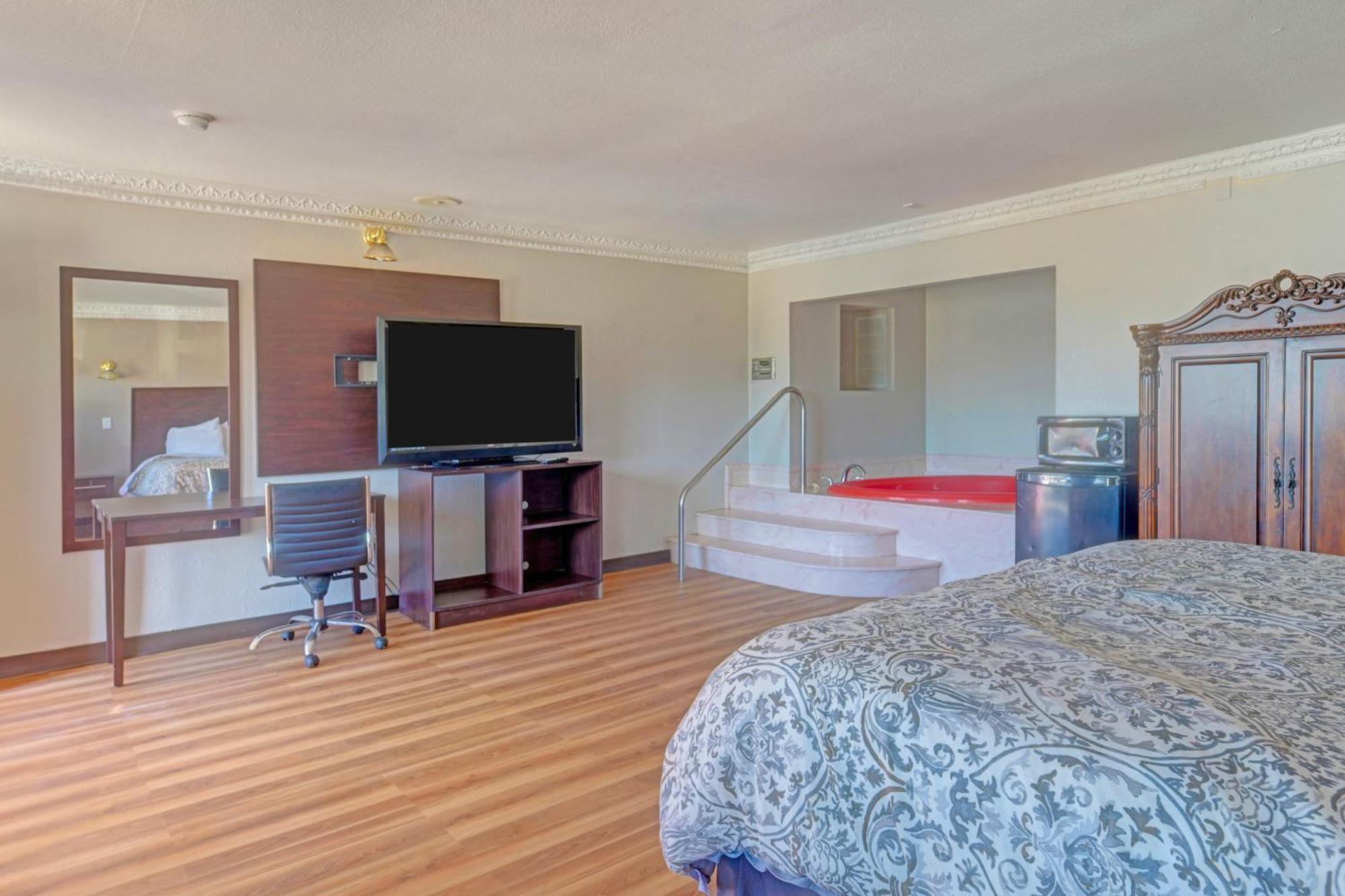 1 Suite King Bed Non-Smoking Jacuzzi Tub