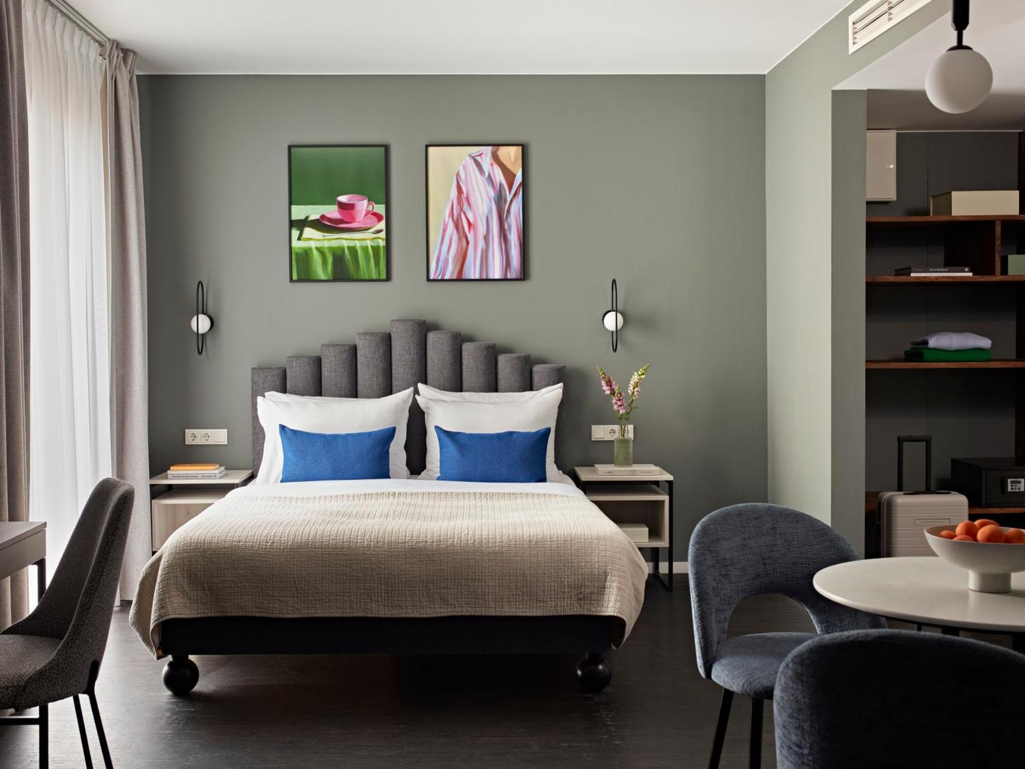 Estudio grande con zona de cocina y balcón