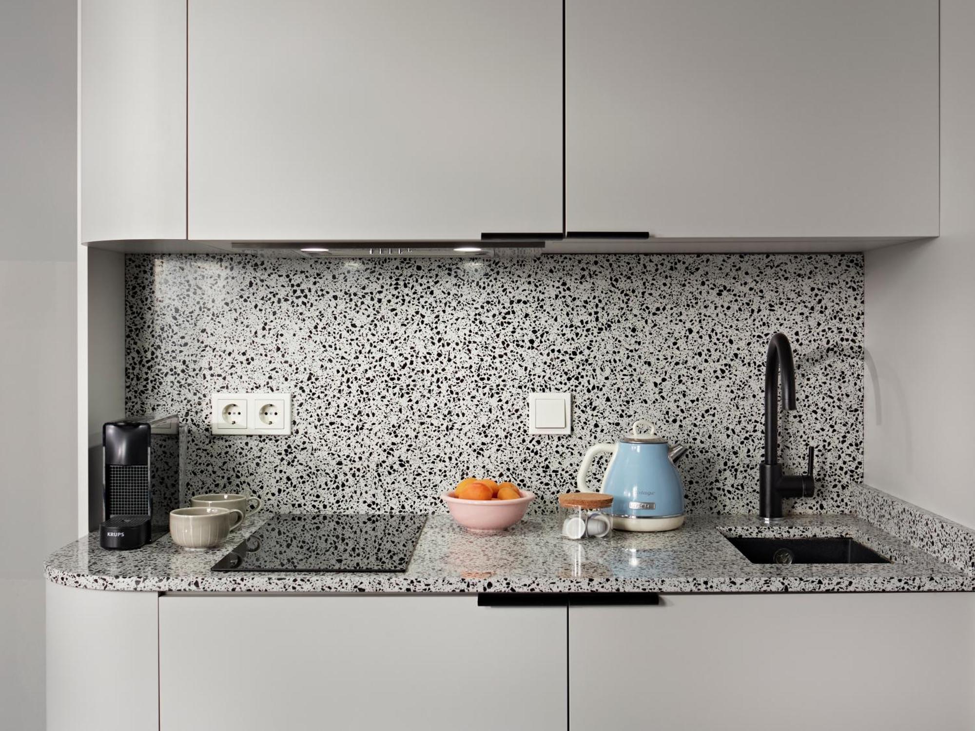 Estudio mediano con zona de cocina