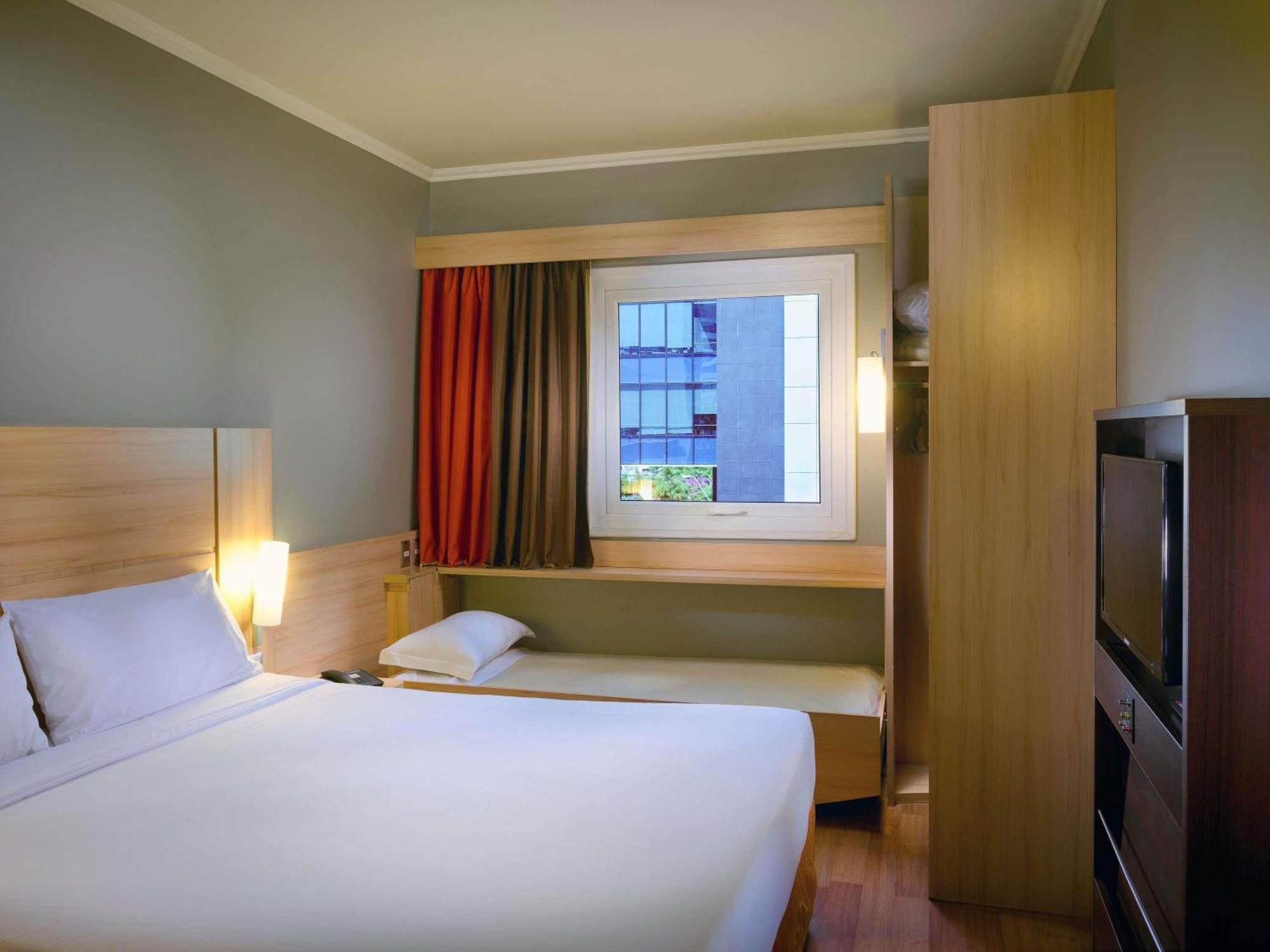 Queen Room extra bed