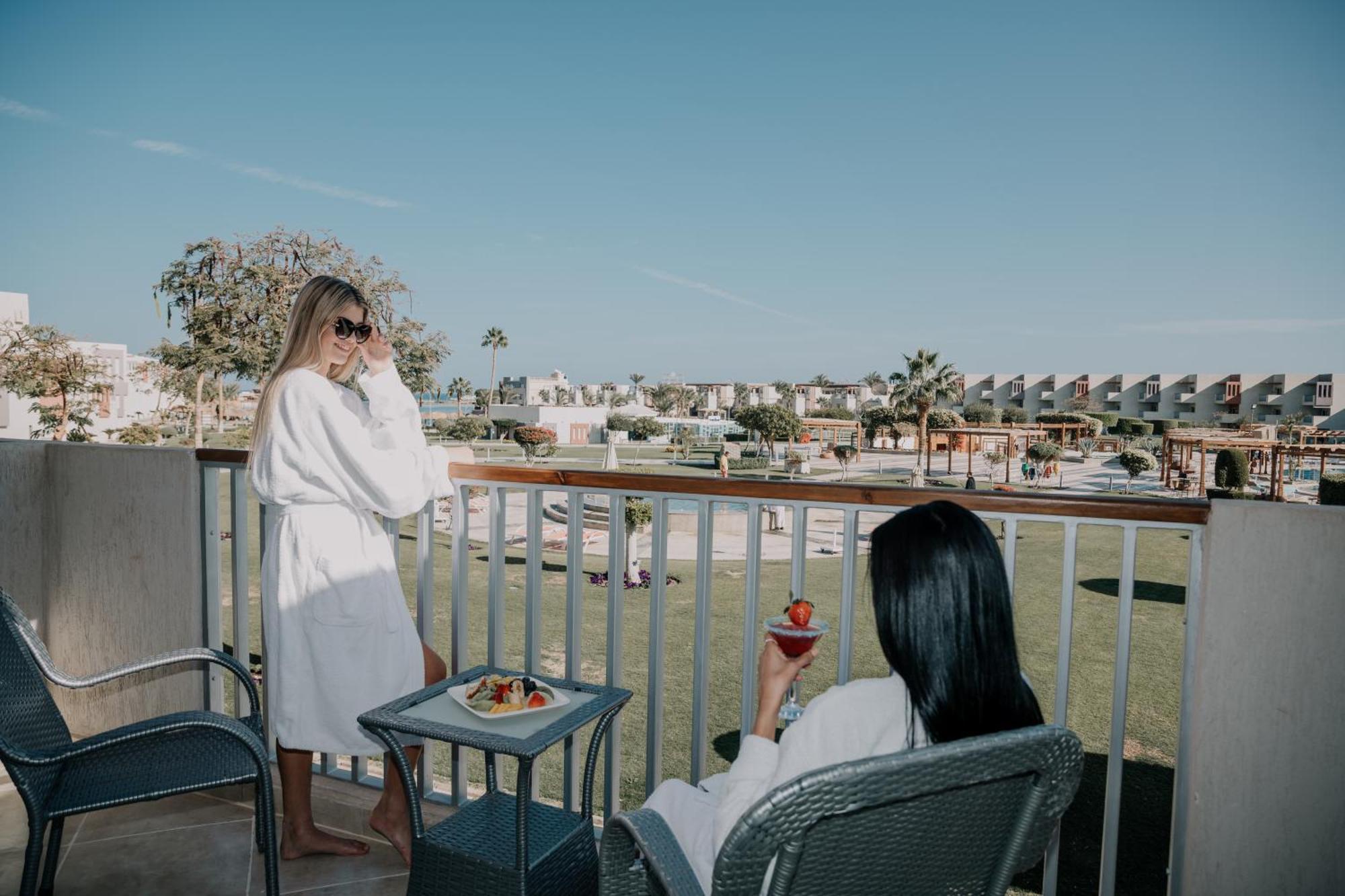 Deluxe Zimmer mit Pool- oder eingeschränktem Meerblick