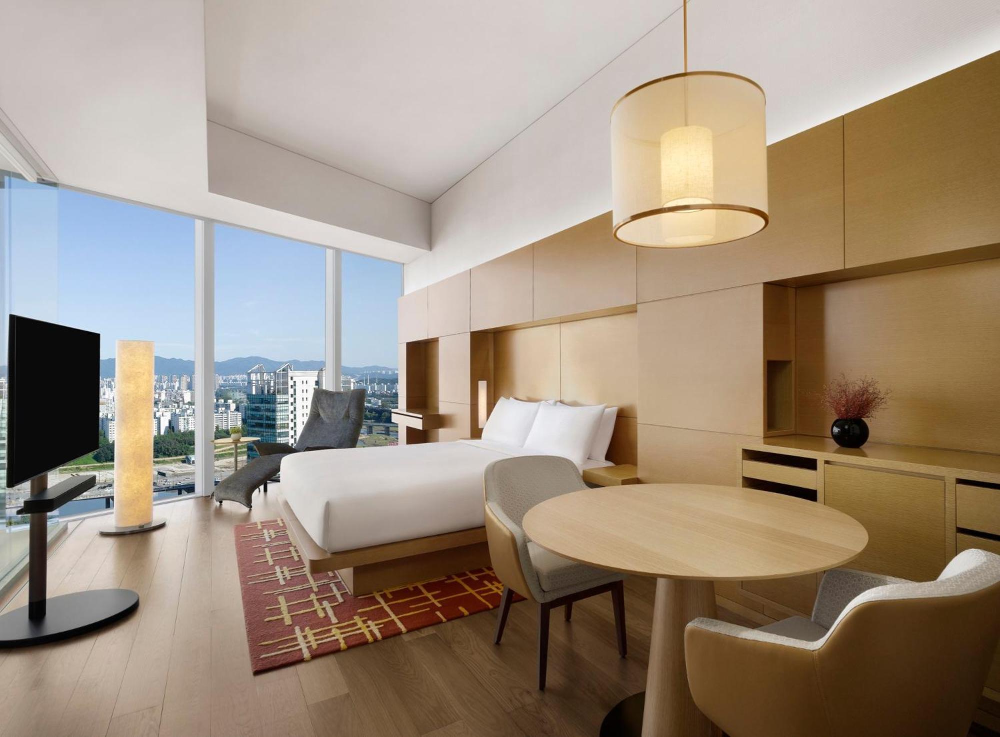 1 King Bed High Floor Deluxe