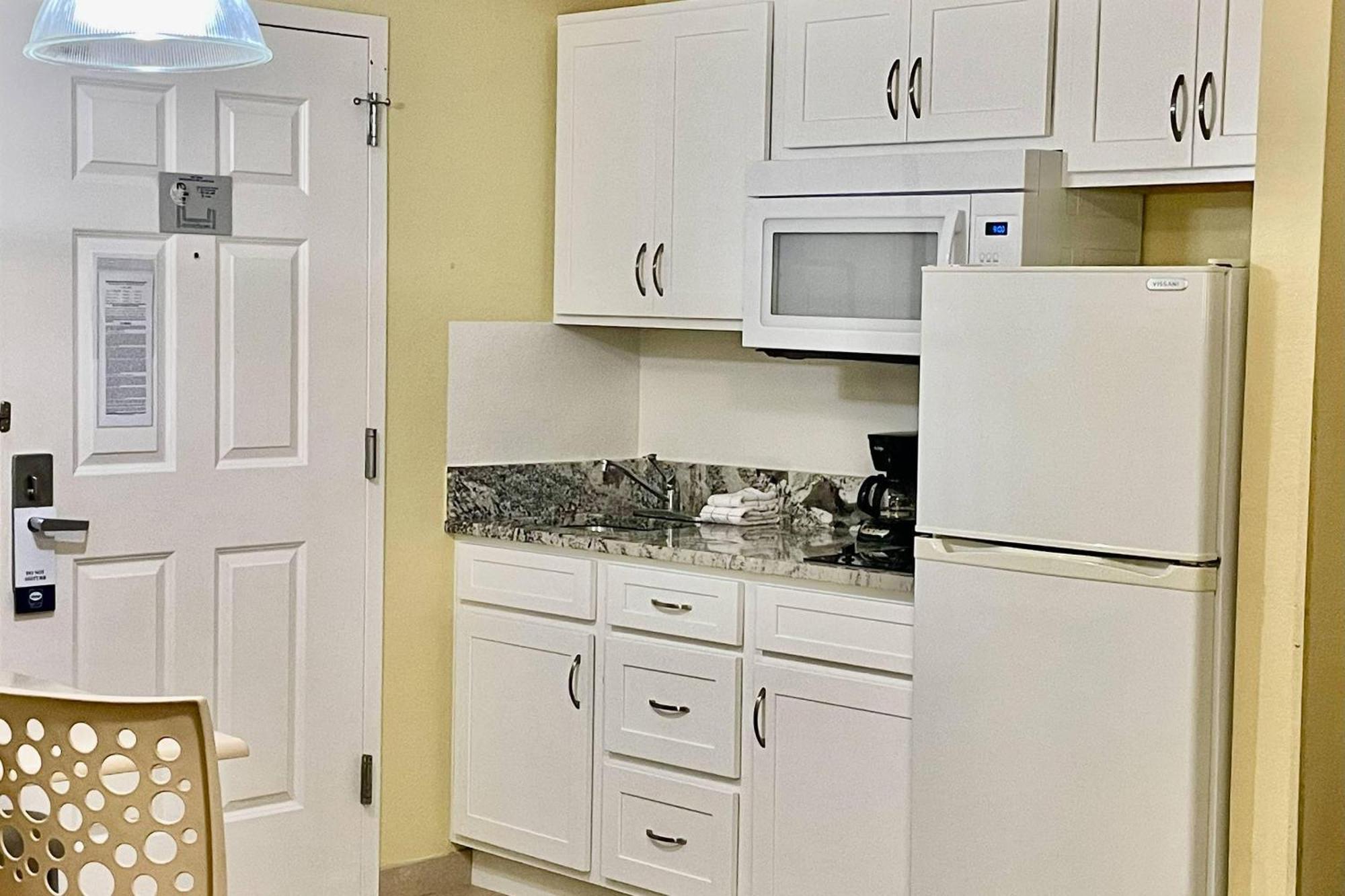 Chambre Lit King-Size avec Coin Cuisine - Accessible aux Personnes à Mobilité Réduite - Non-Fumeurs