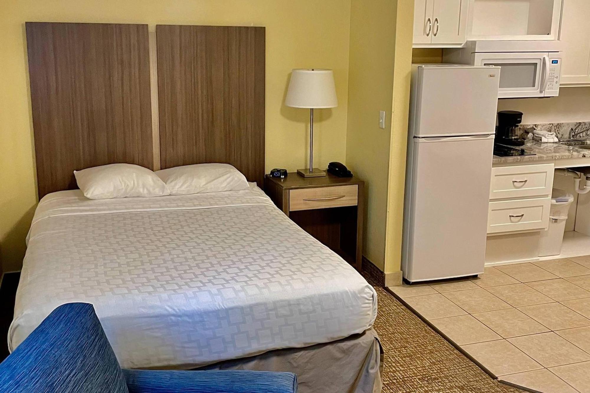 Efficiency Queen Room Accessible or Non-Smoking