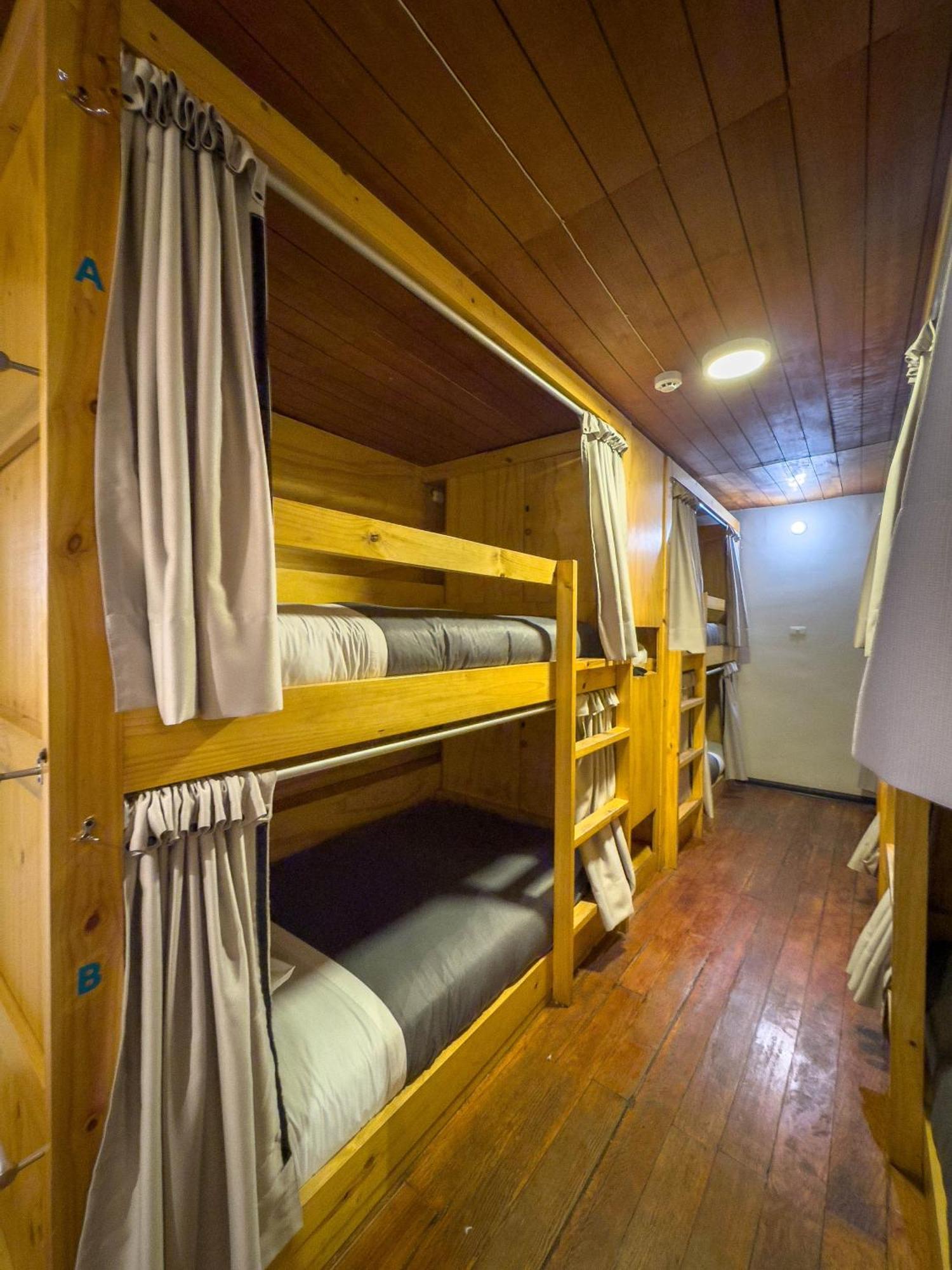 Cama Deluxe en habitación compartida de 8 camas con baño