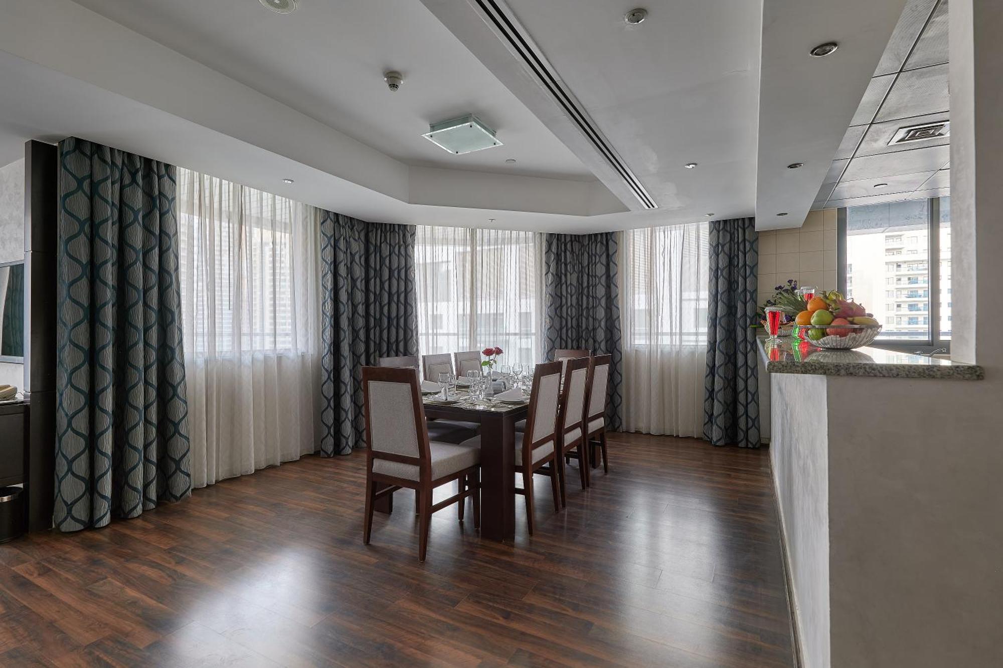 Deluxe Three-Bedroom Apartment