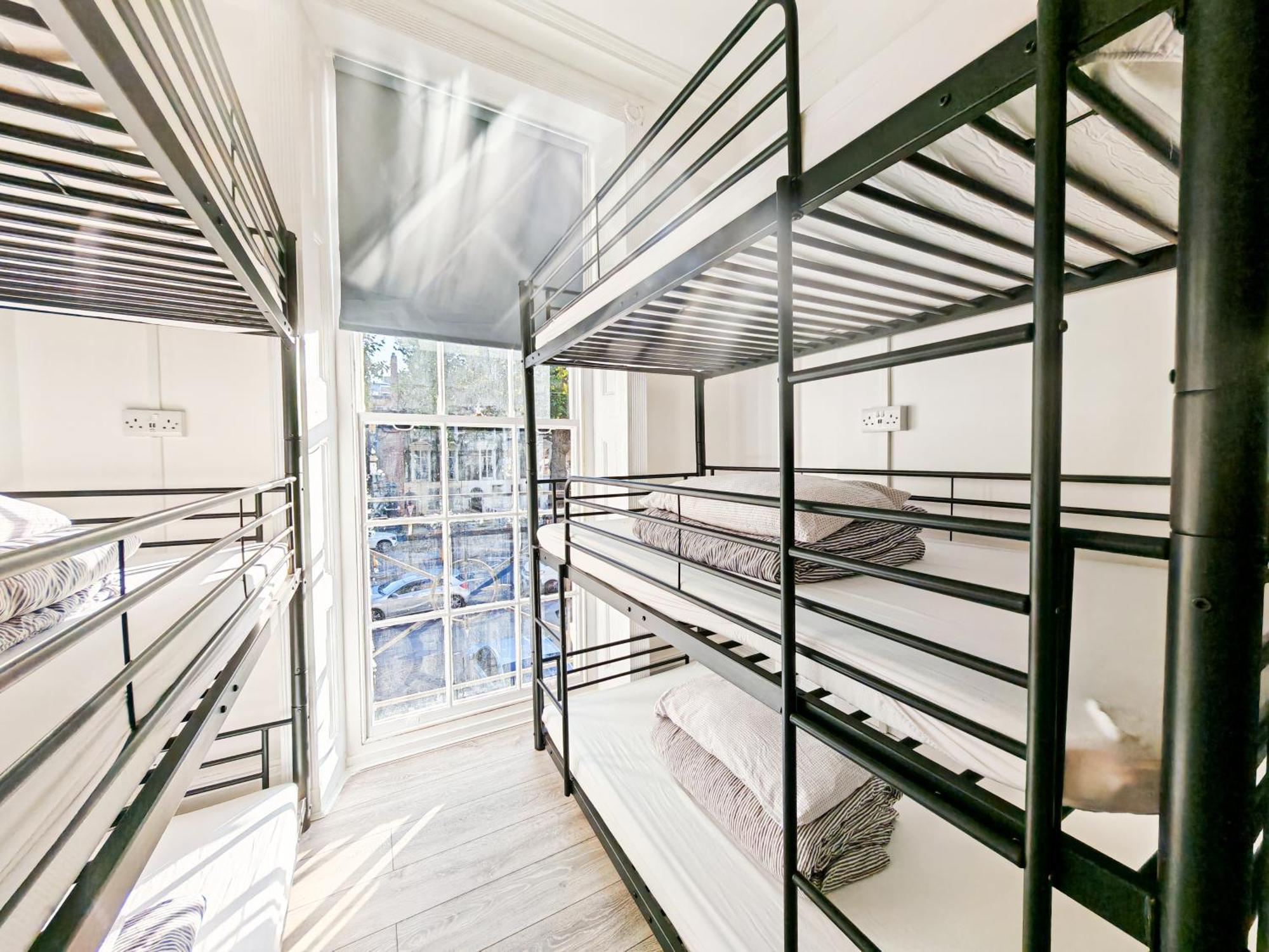Posto Letto in Dormitorio Misto con 12 Letti