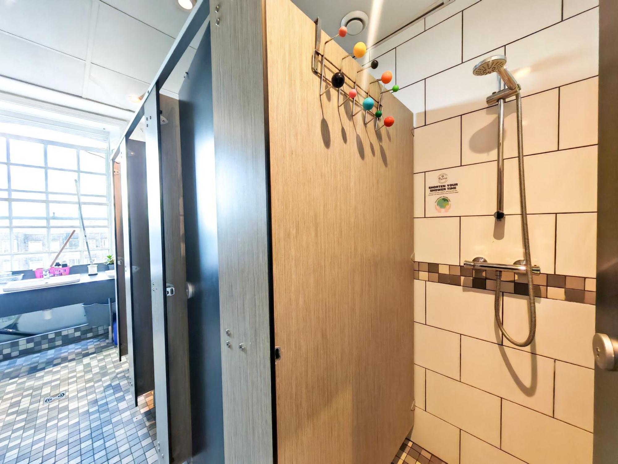 Posto Letto in Dormitorio Misto con 6 Letti