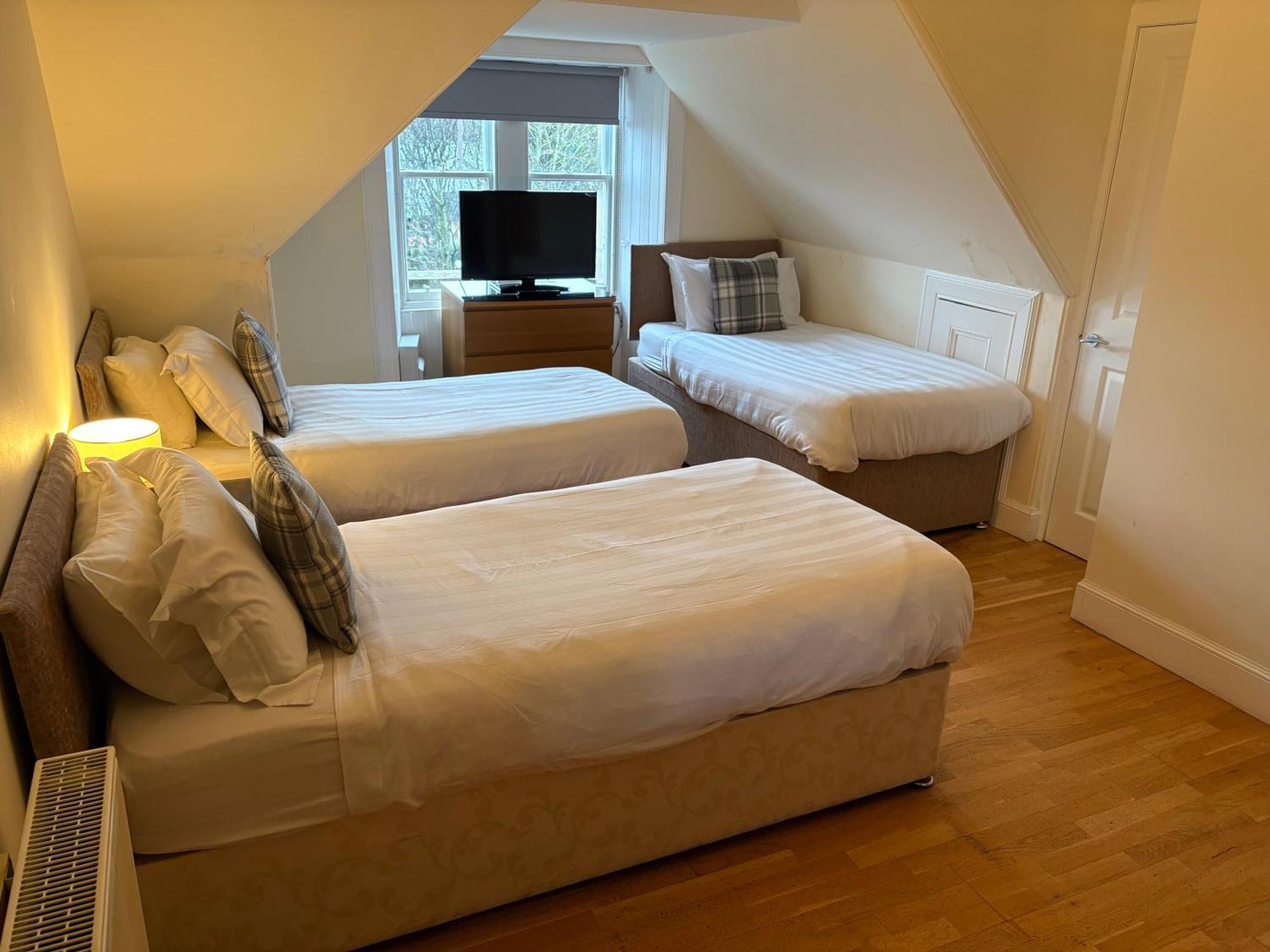 Triple Ensuite Room,1742984837:JPEG