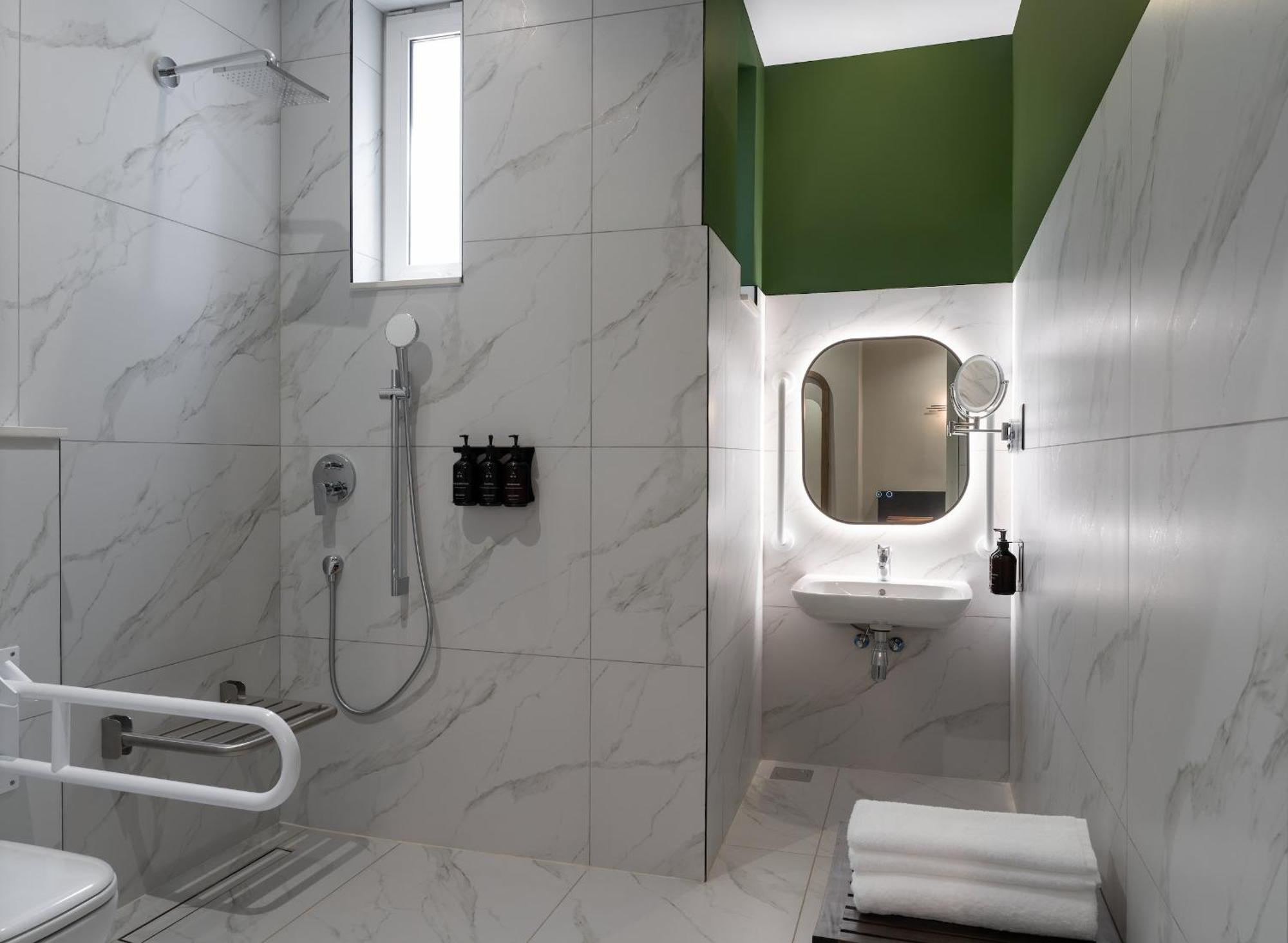Deluxe Queen Room Accessible