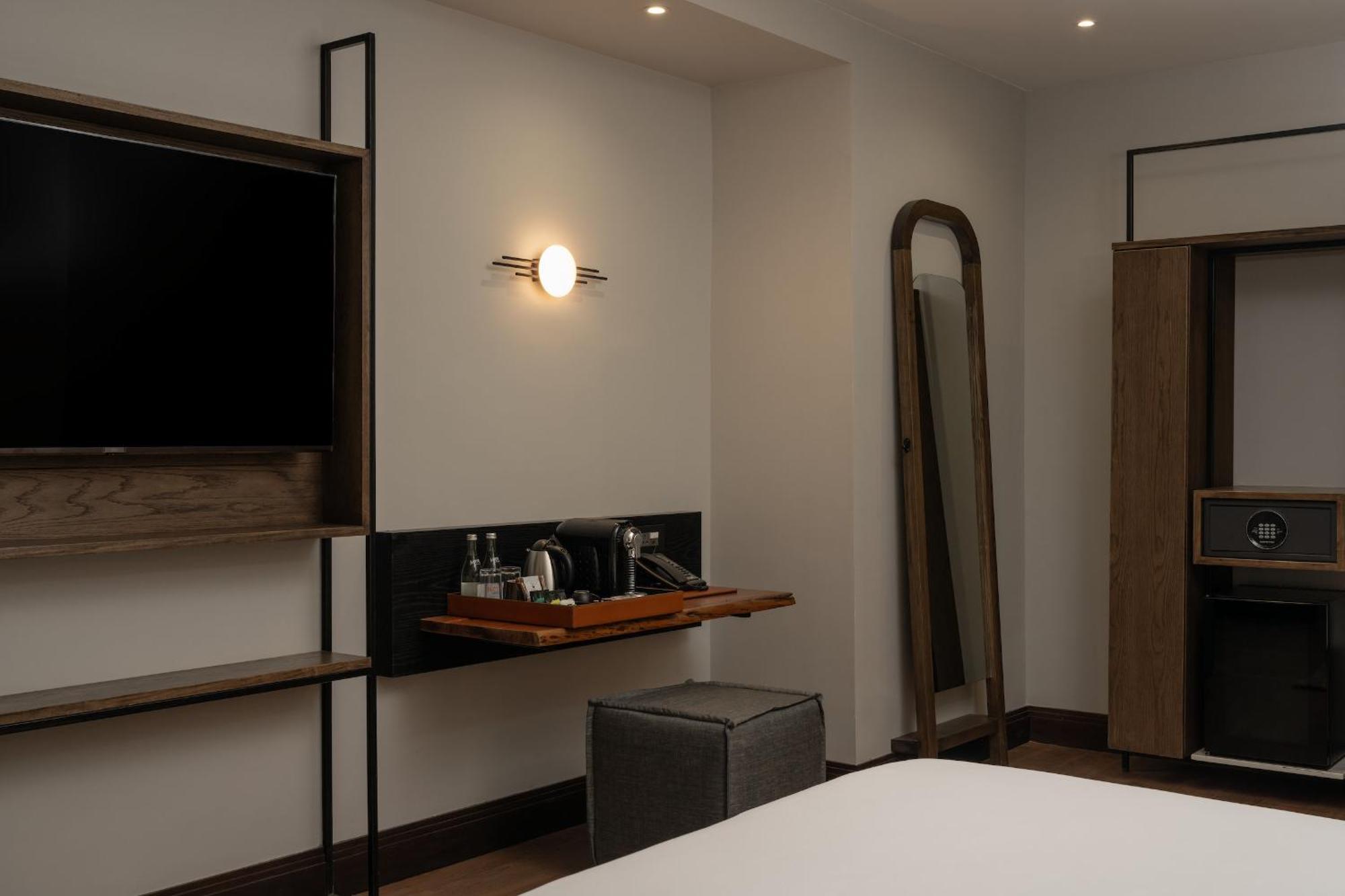 Deluxe Queen Room Accessible