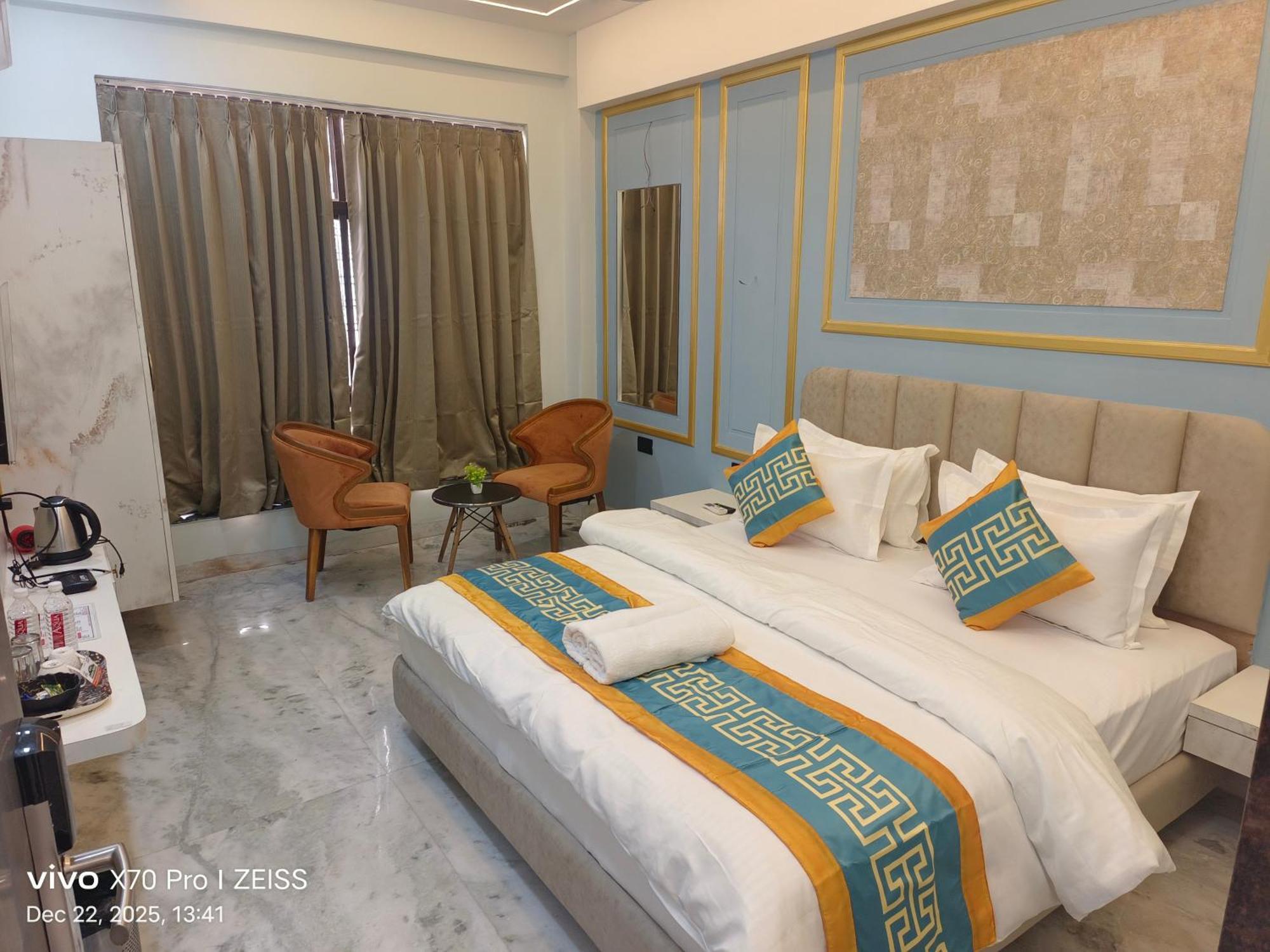 Deluxe Double Room Newly Renovated pick drop to Shirdi Railway Station