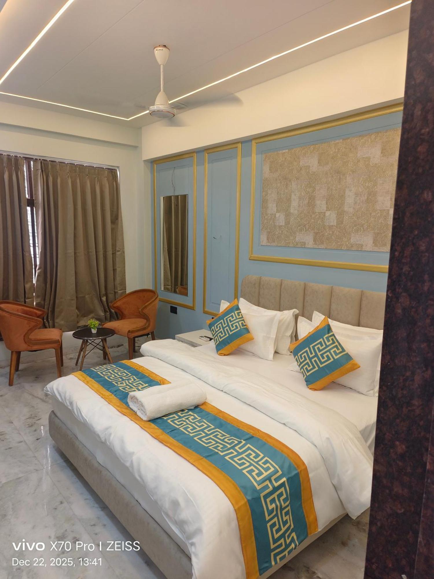 Deluxe Double Room Newly Renovated pick drop to Shirdi Railway Station