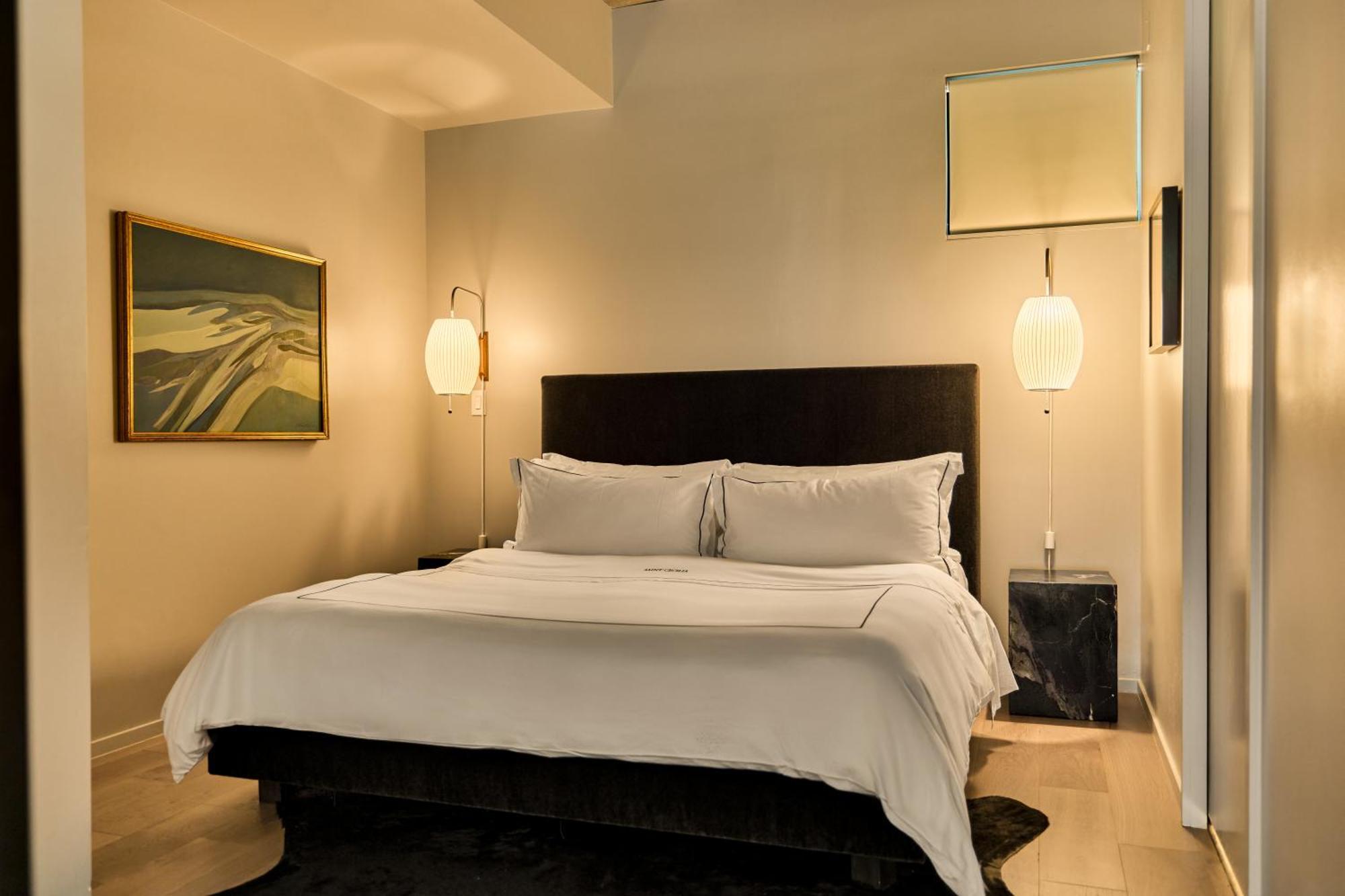 Suíte com Cama King-size e Vista do Jardim
