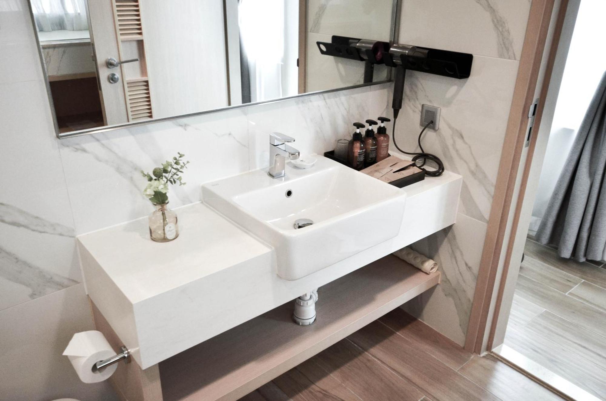 Premier Harbourview Suite