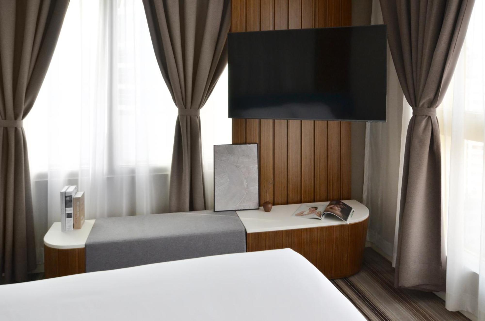 Premier Harbourview Suite