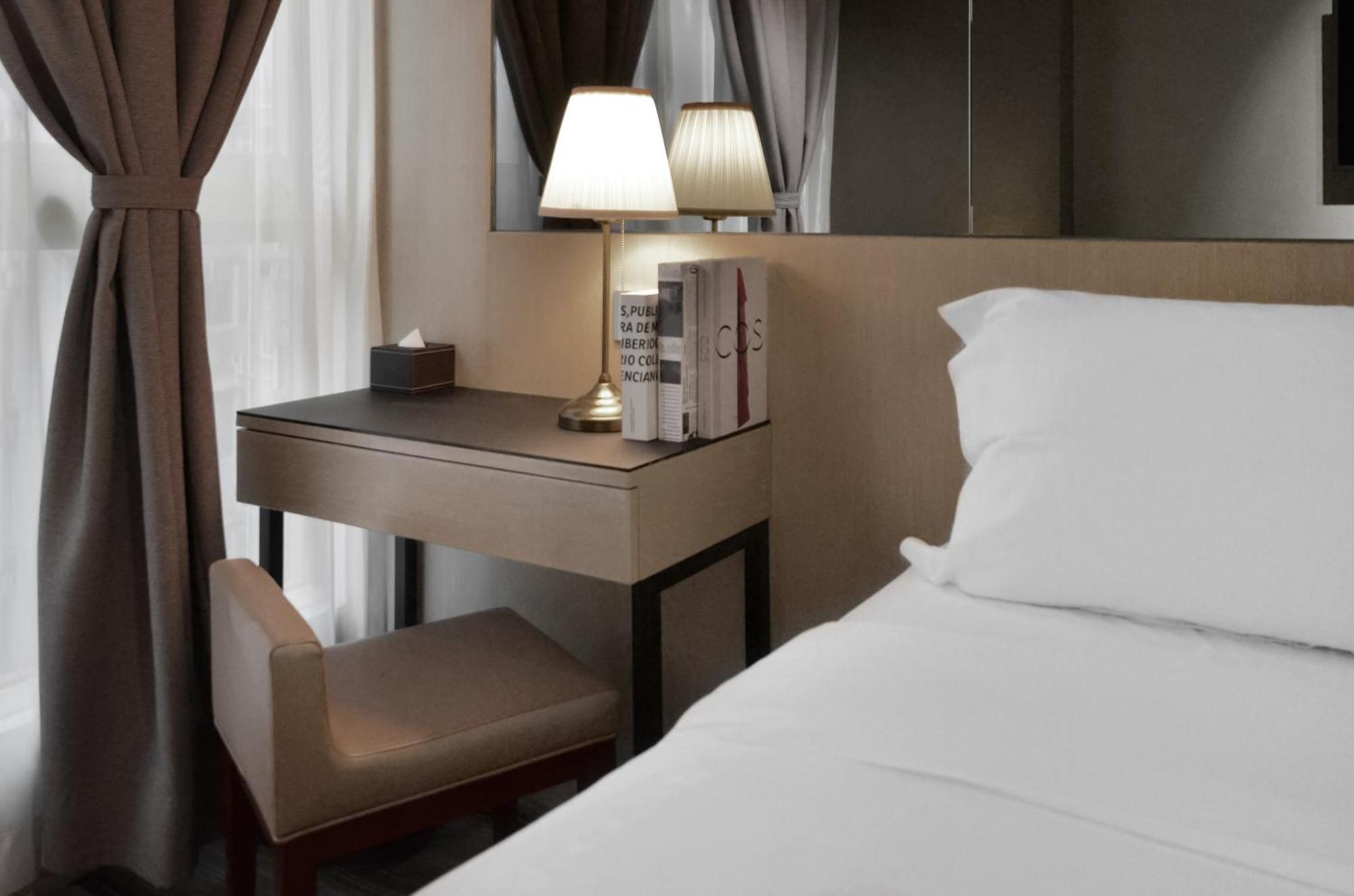 Superior Corner Room