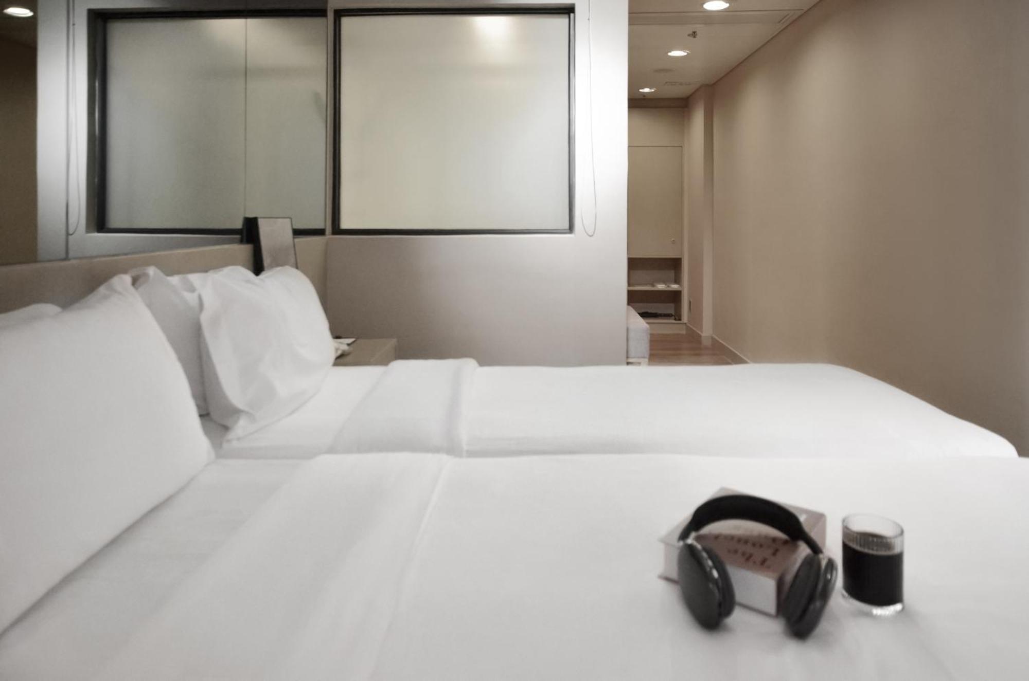 Superior Corner Room
