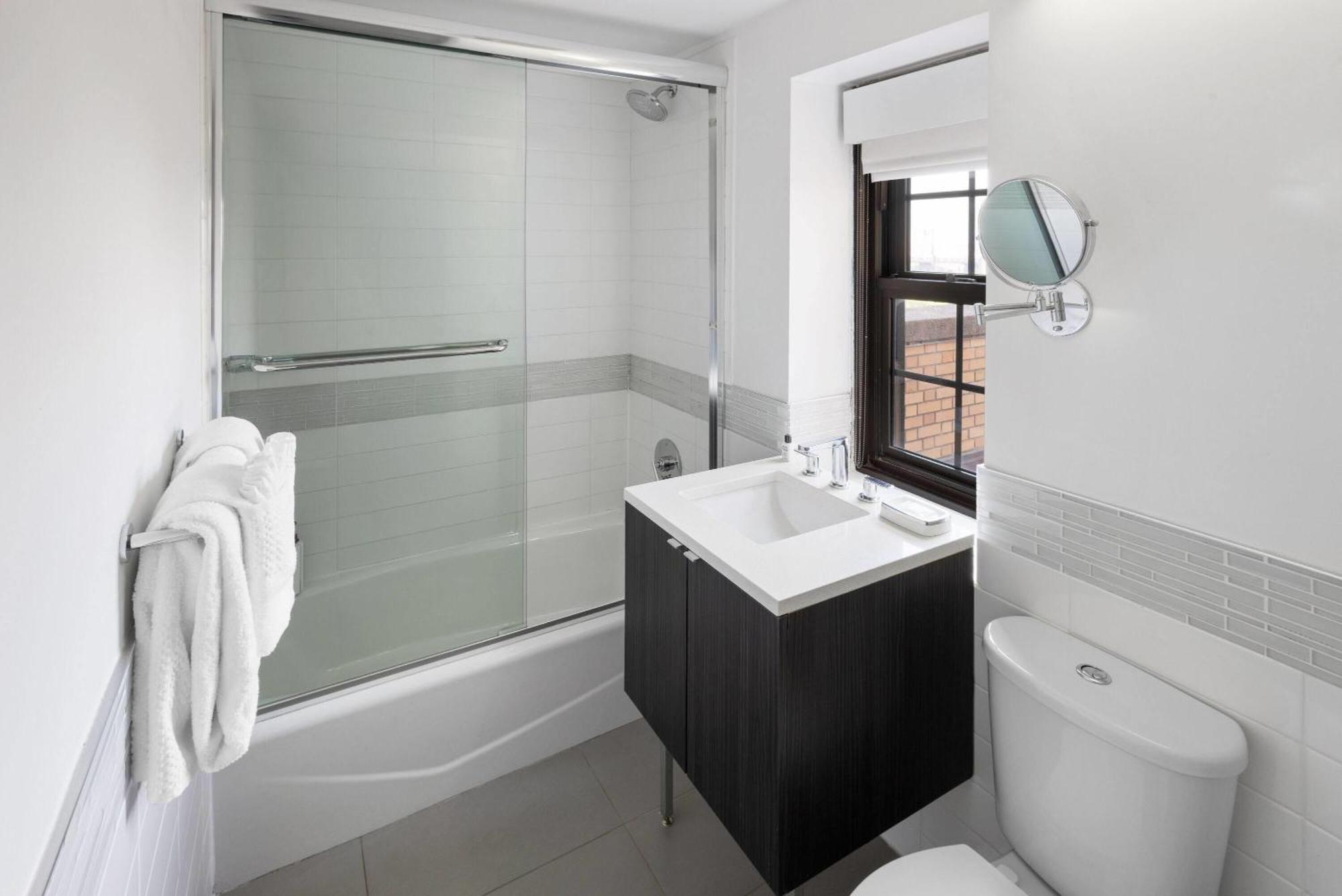 1 Queen Bed Studio Apartment Non-Smoking