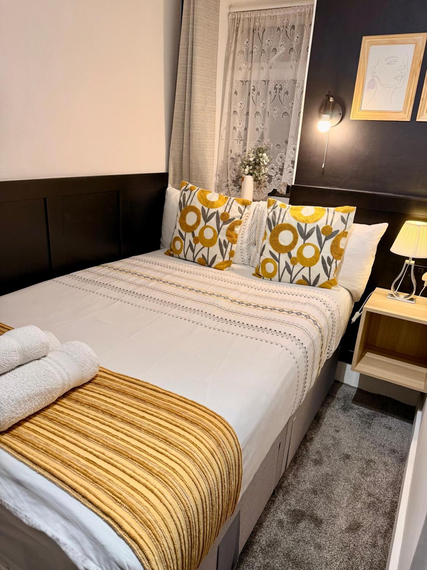 Small Double Room,1743303245:JPEG