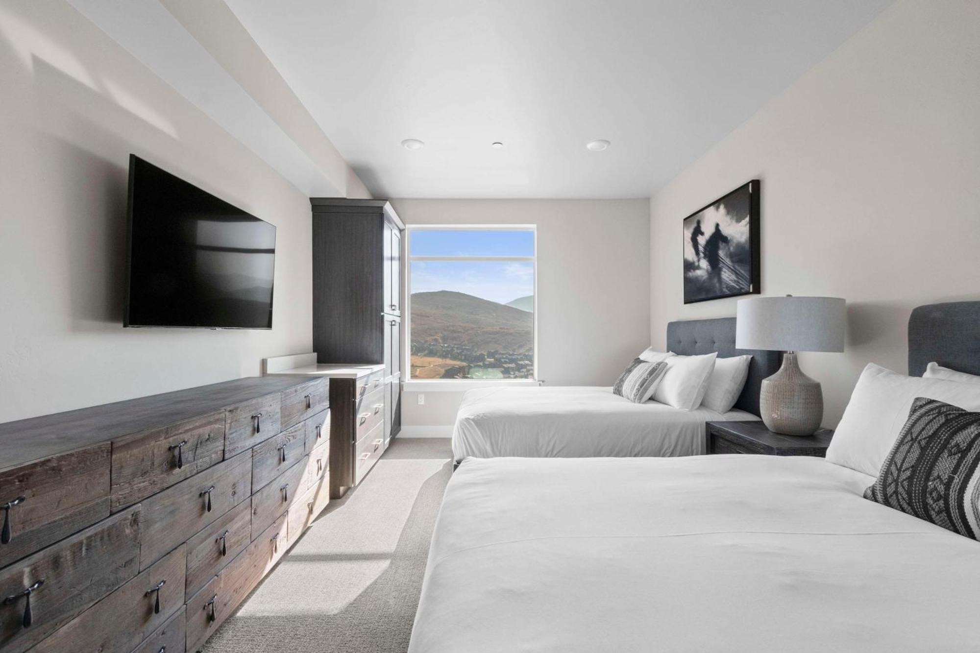 Two-Bedroom Mountain View Suite - 2 Queens, 1 King, Sofa Sleeper