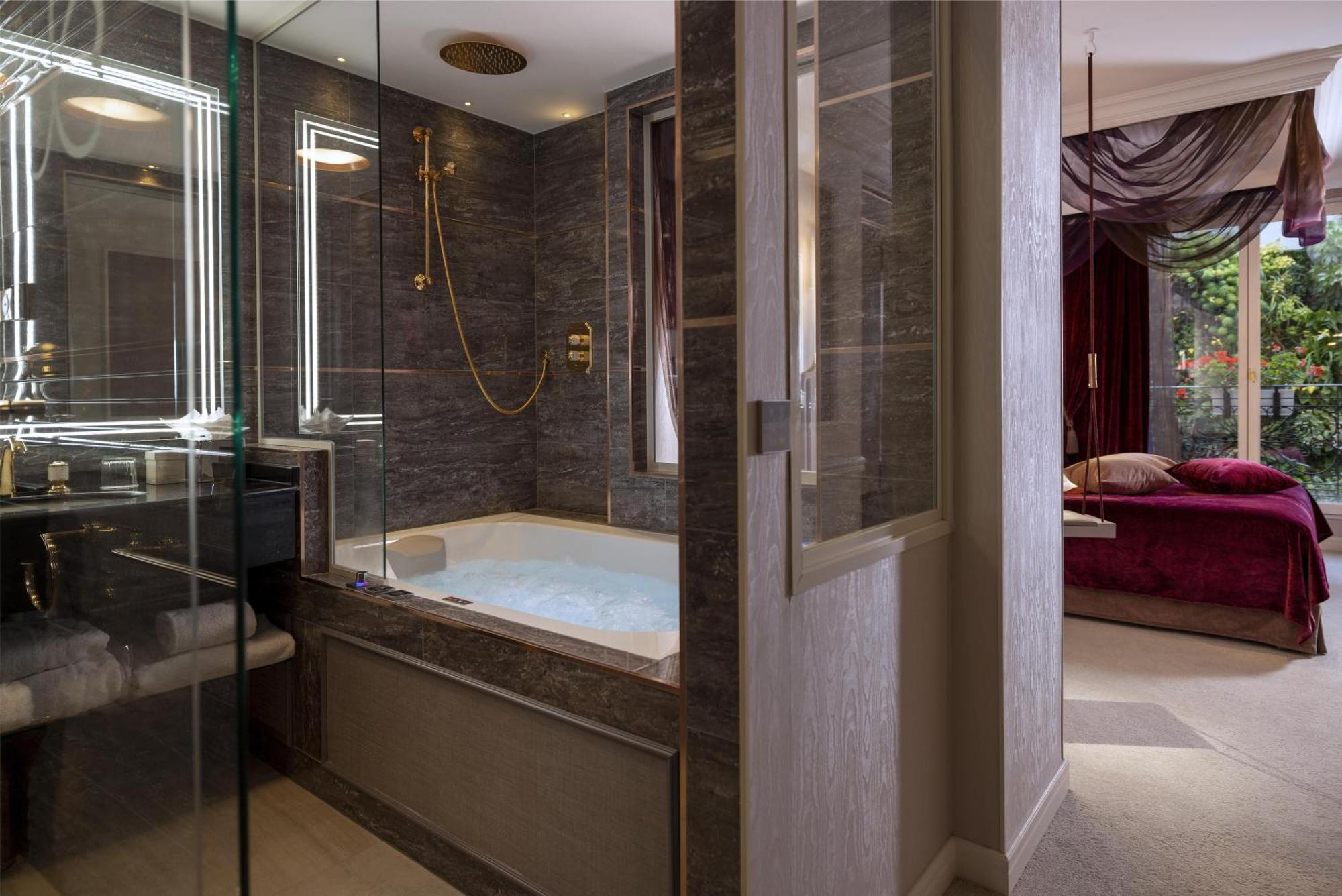 Deluxe Room Precious Jacuzzi