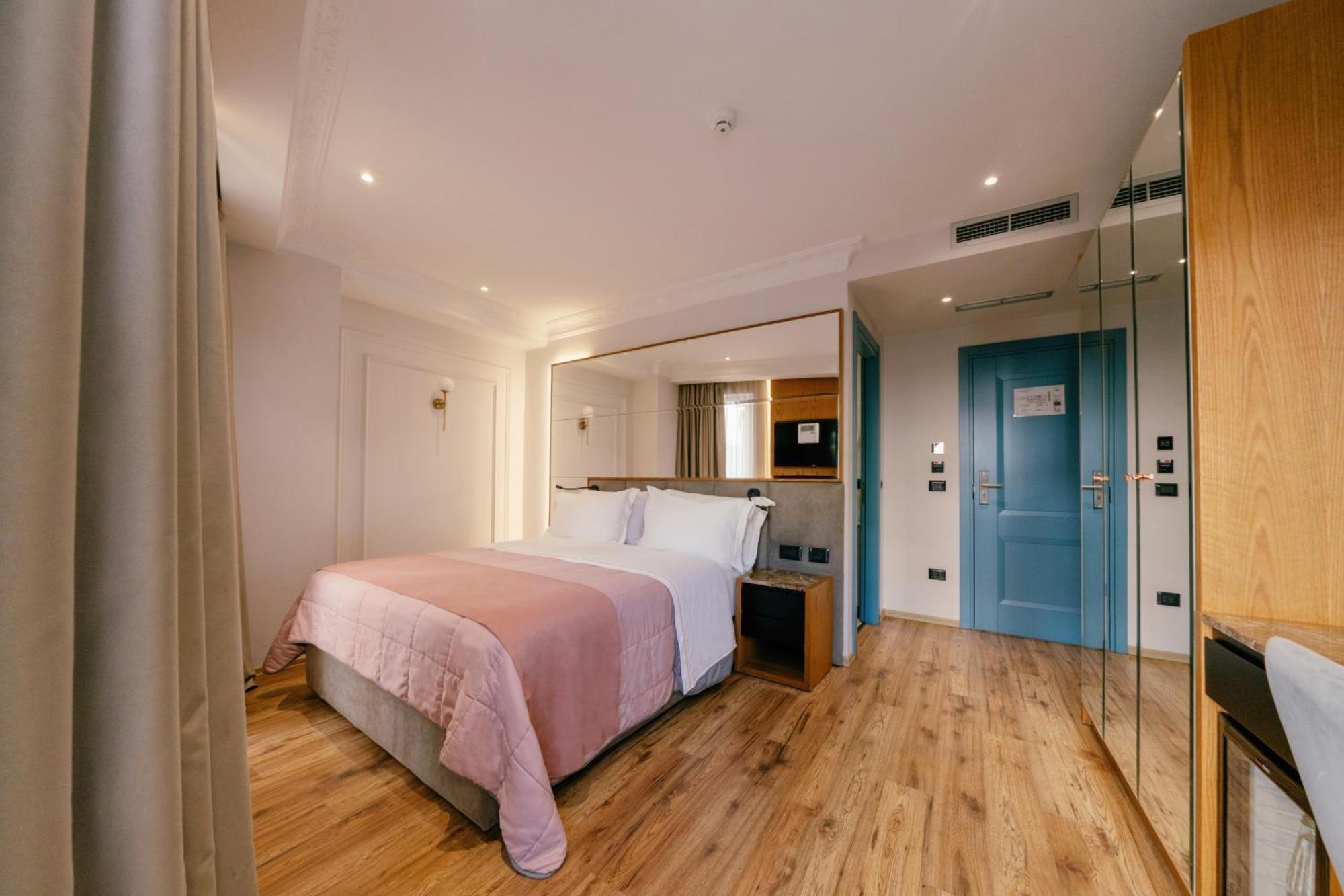 Standard Queen Room